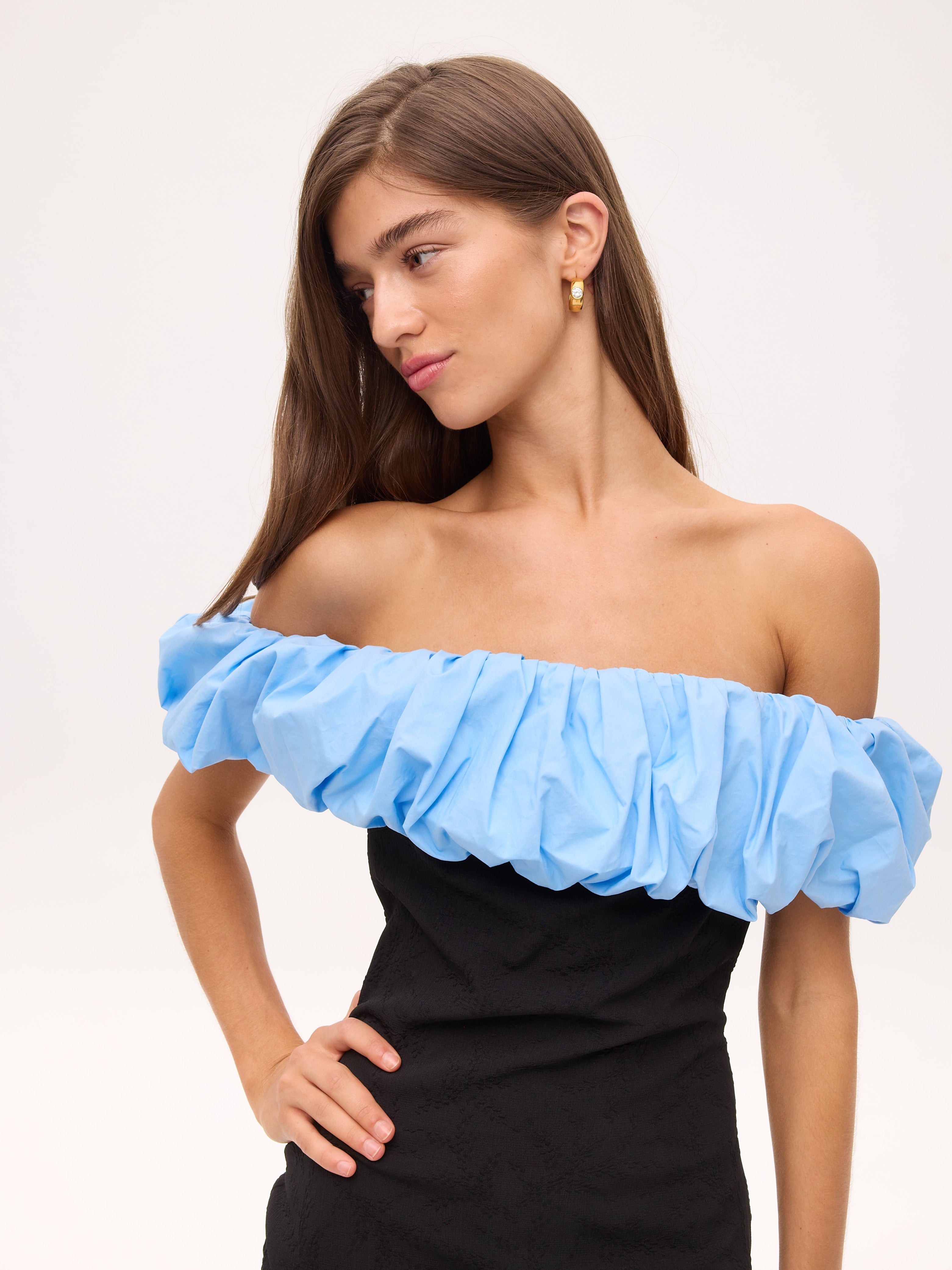 JULIETA BLACK - Vestido damasco bardot volante estructurado, para invitadas de boda, fiesta y eventos de primvera y verano. MIOH es la marca que eligen las influencers de España para sus eventos, como bodas y fiestas