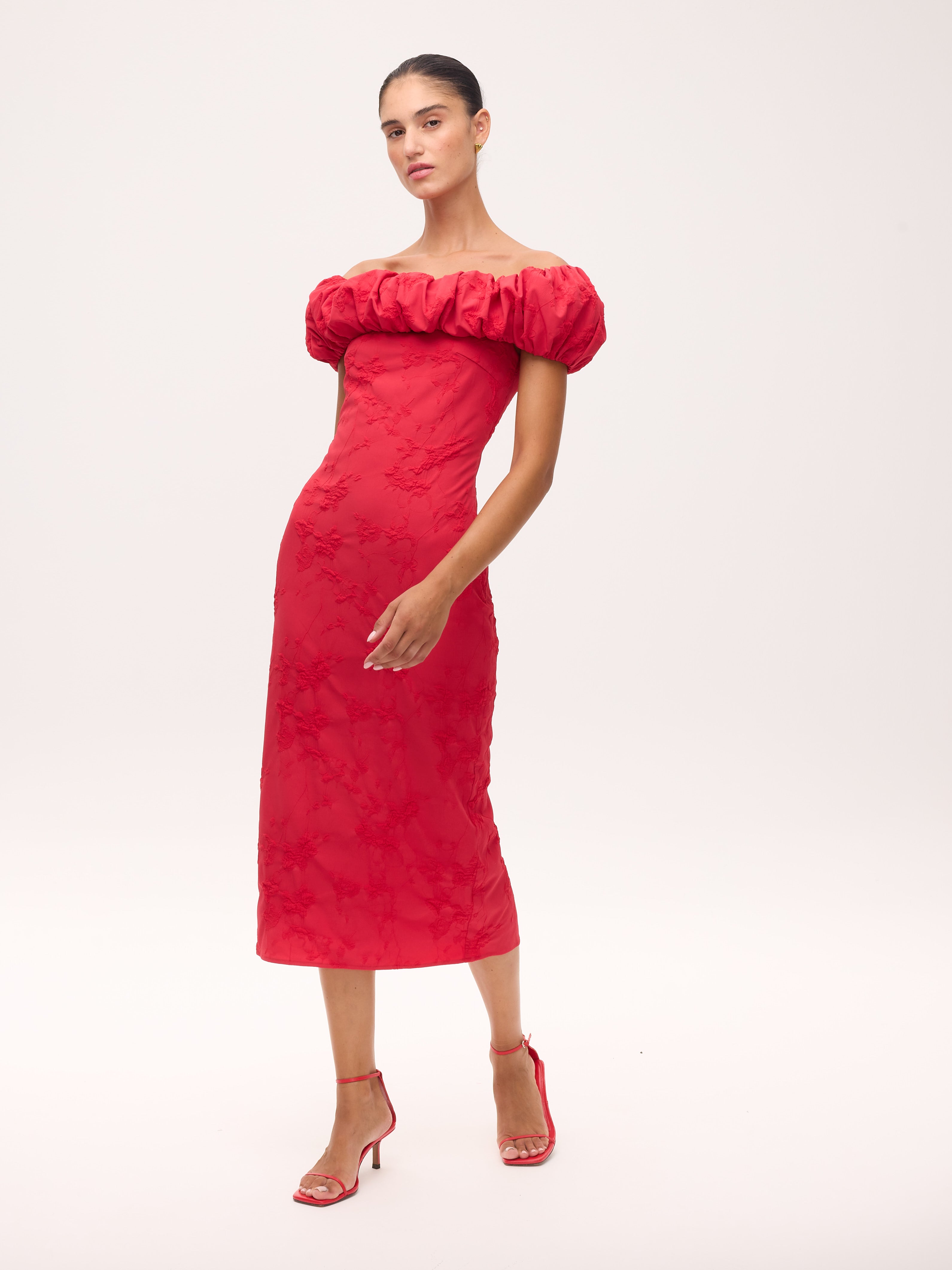 JULIETA RED - Vestido bardot volante estructurado, perfecto para invitadas de boda y fiesta spring summer. MIOH es la marca que eligen las influencers de España para sus eventos, como bodas y fiestas