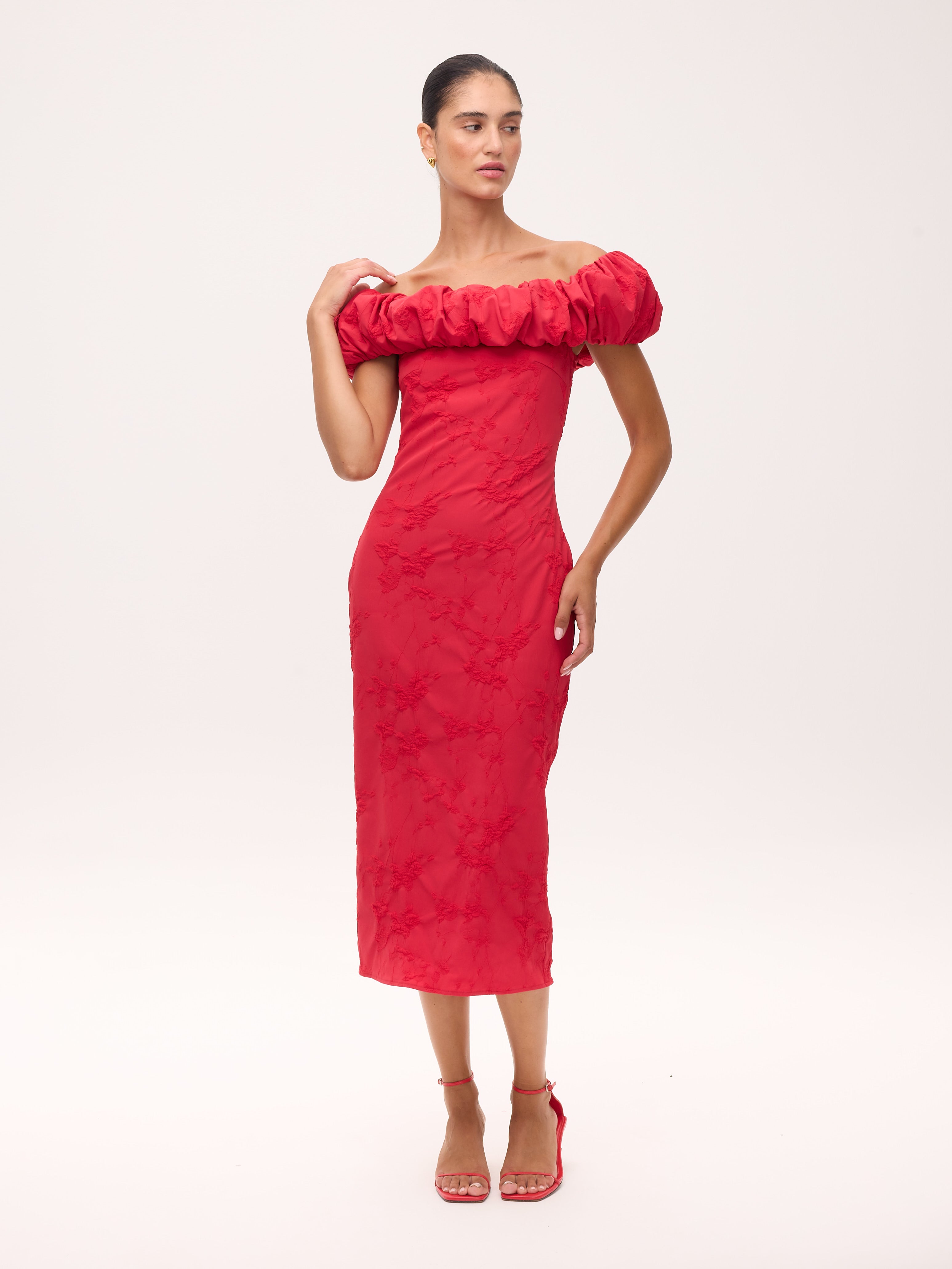 JULIETA RED - Vestido bardot volante estructurado, perfecto para invitadas de boda y fiesta spring summer. MIOH es la marca que eligen las influencers de España para sus eventos, como bodas y fiestas