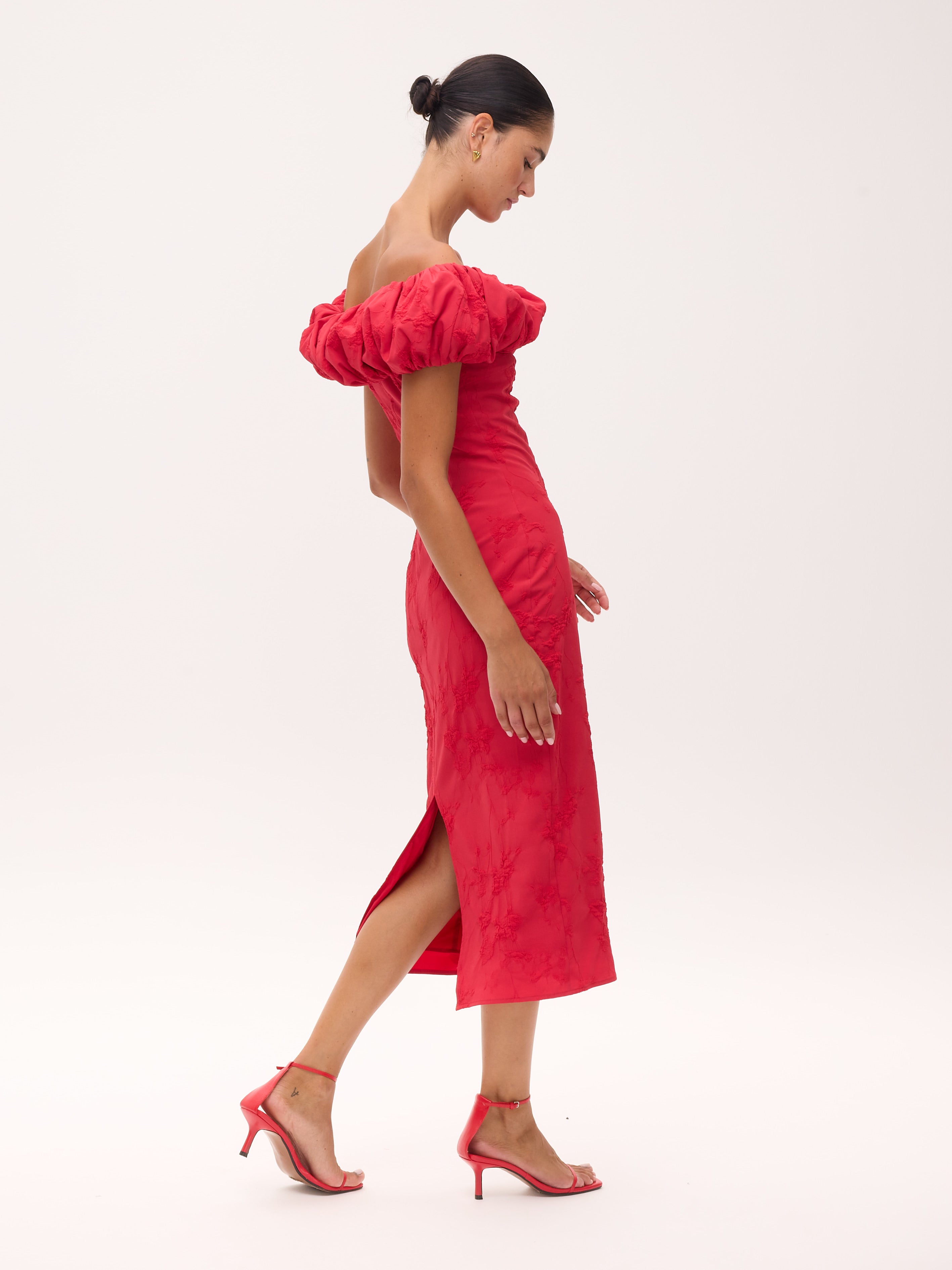 JULIETA RED - Vestido bardot volante estructurado, perfecto para invitadas de boda y fiesta spring summer. MIOH es la marca que eligen las influencers de España para sus eventos, como bodas y fiestas