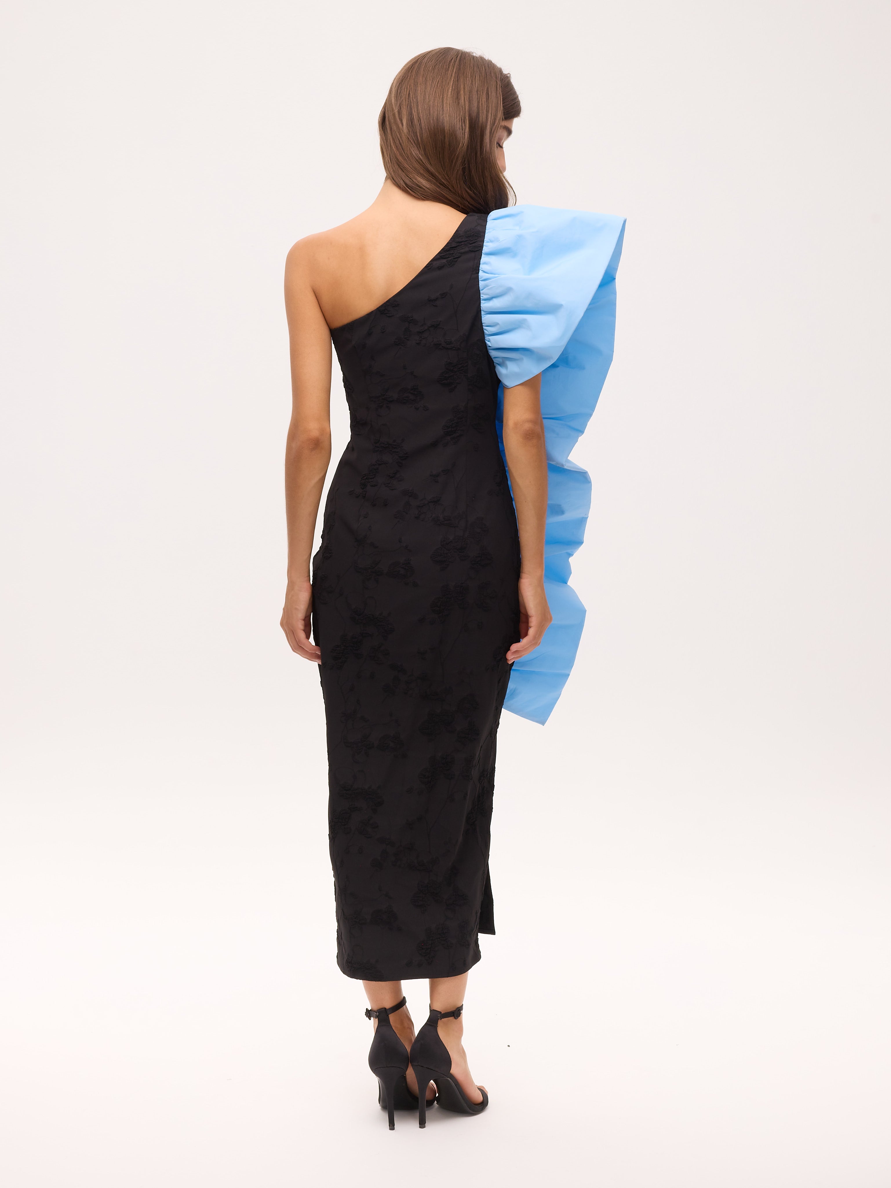 MALCOM BLACK - Vestido negro damasco azul, con volante estructurado, perfecto para invitadas de boda y fiesta spring summer. MIOH es la marca que eligen las influencers de España para sus eventos, como bodas y fiestas