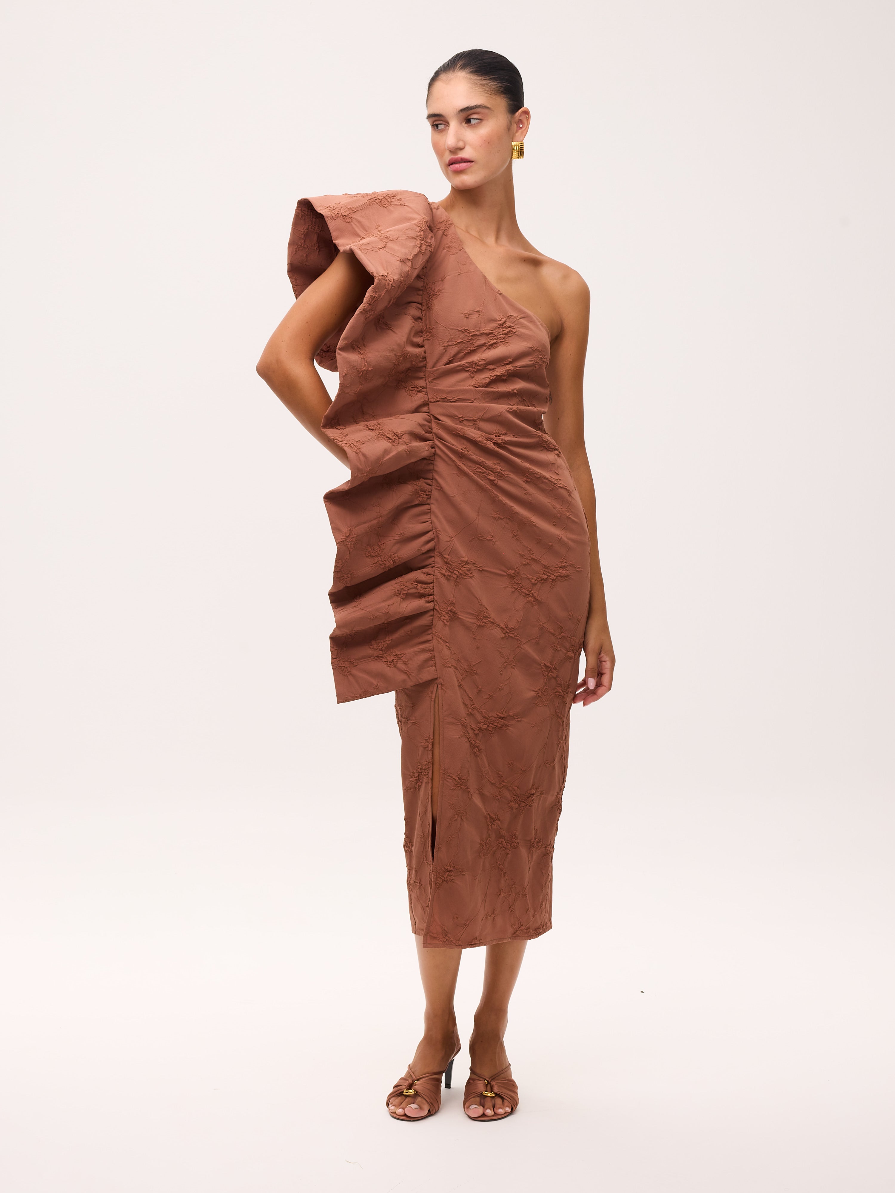 MALCOM MOCA - Vestido asimétrico damasco moca, para invitadas de boda, fiesta y eventos de primvera y verano. MIOH es la marca de vestidos de invitada de boda y fiesta de referencia en España