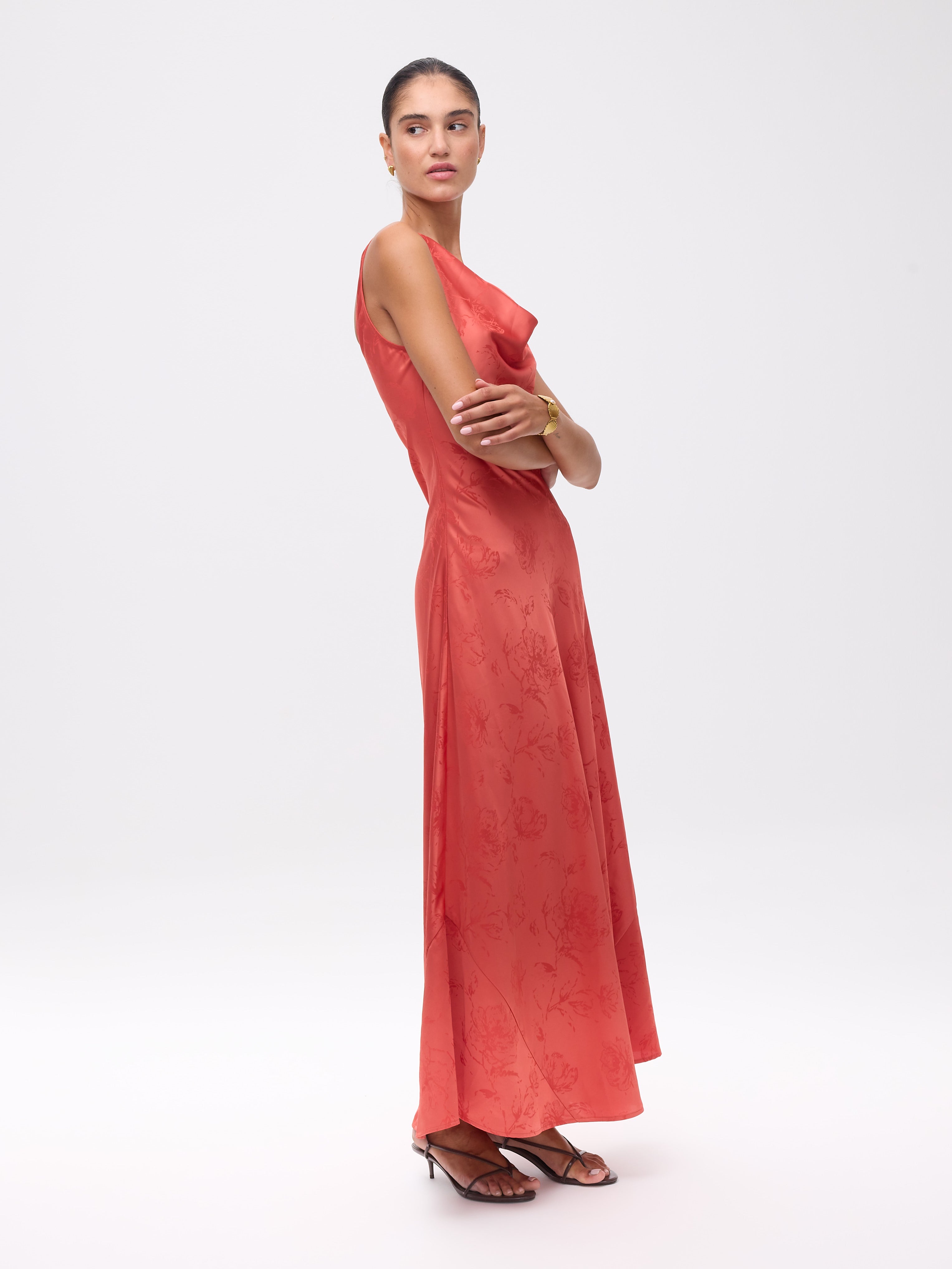 MARCIA CORAL - Vestido escote cascada jacquard floral midi, perfecto para invitadas de boda y fiesta spring summer. MIOH es la marca que eligen las influencers de España para sus eventos, como bodas y fiestas