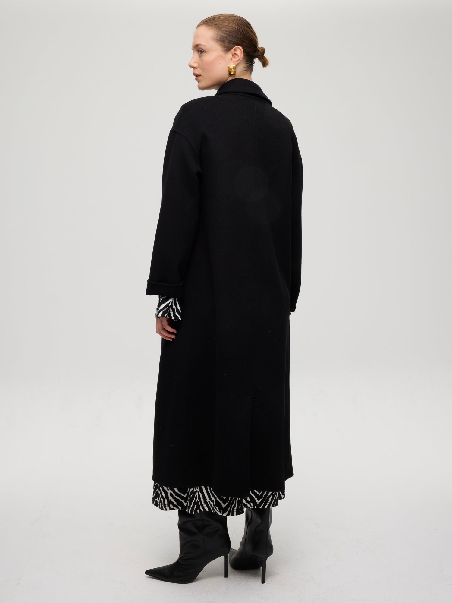 mioh | METRO BLACK - Abrigo largo sastrero paño negro. Vestidos de fiesta para invitadas de boda perfectas. Marca española de moda