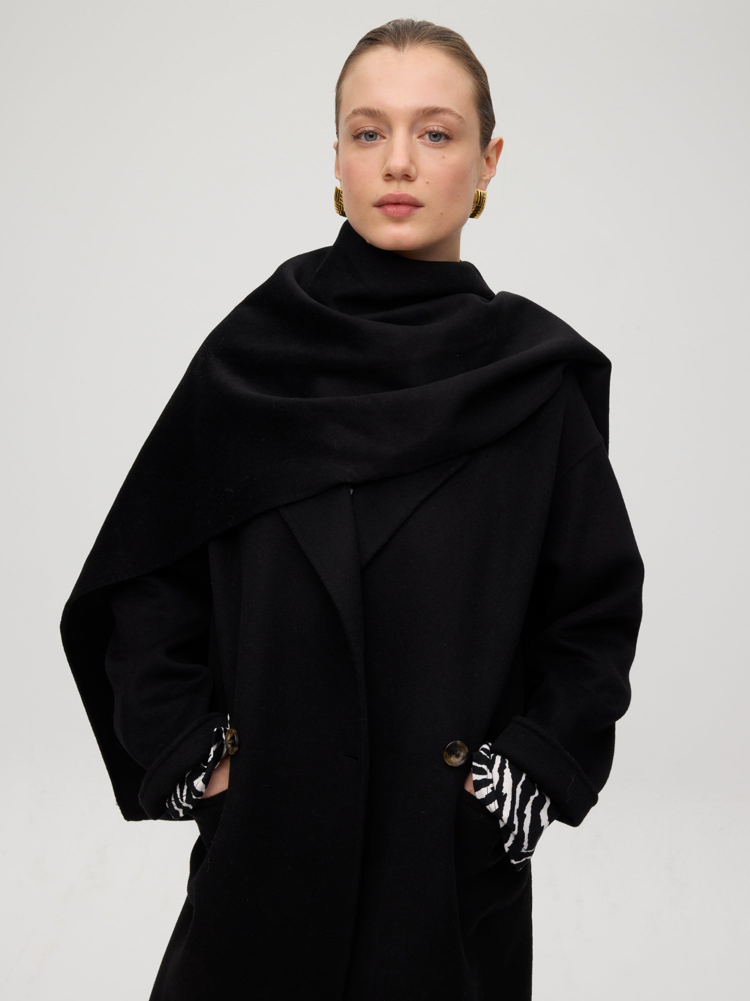 mioh | METRO BLACK - Abrigo largo sastrero paño negro. Vestidos de fiesta para invitadas de boda perfectas. Marca española de moda