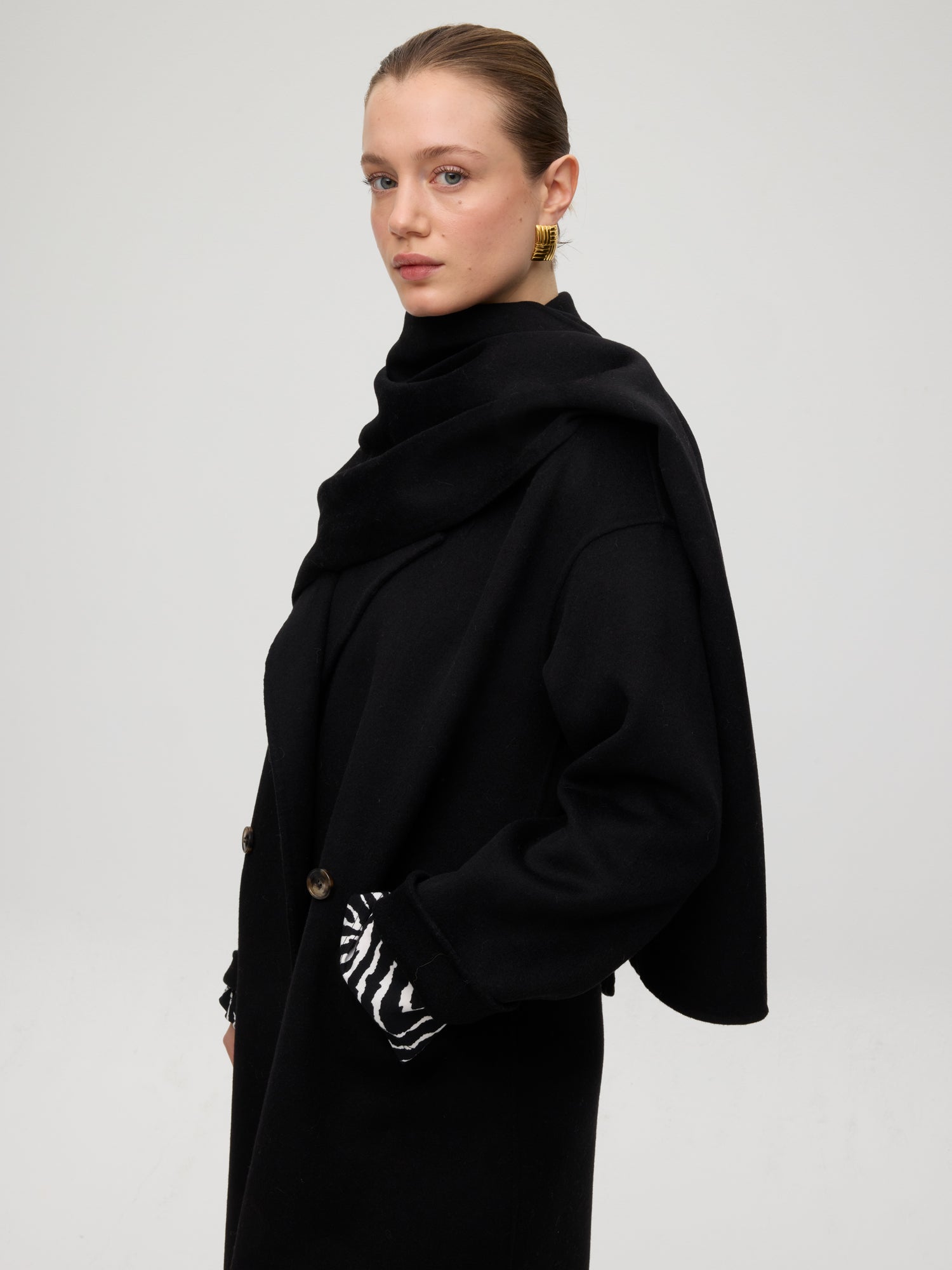 mioh | METRO BLACK - Abrigo largo sastrero paño negro. Vestidos de fiesta para invitadas de boda perfectas. Marca española de moda