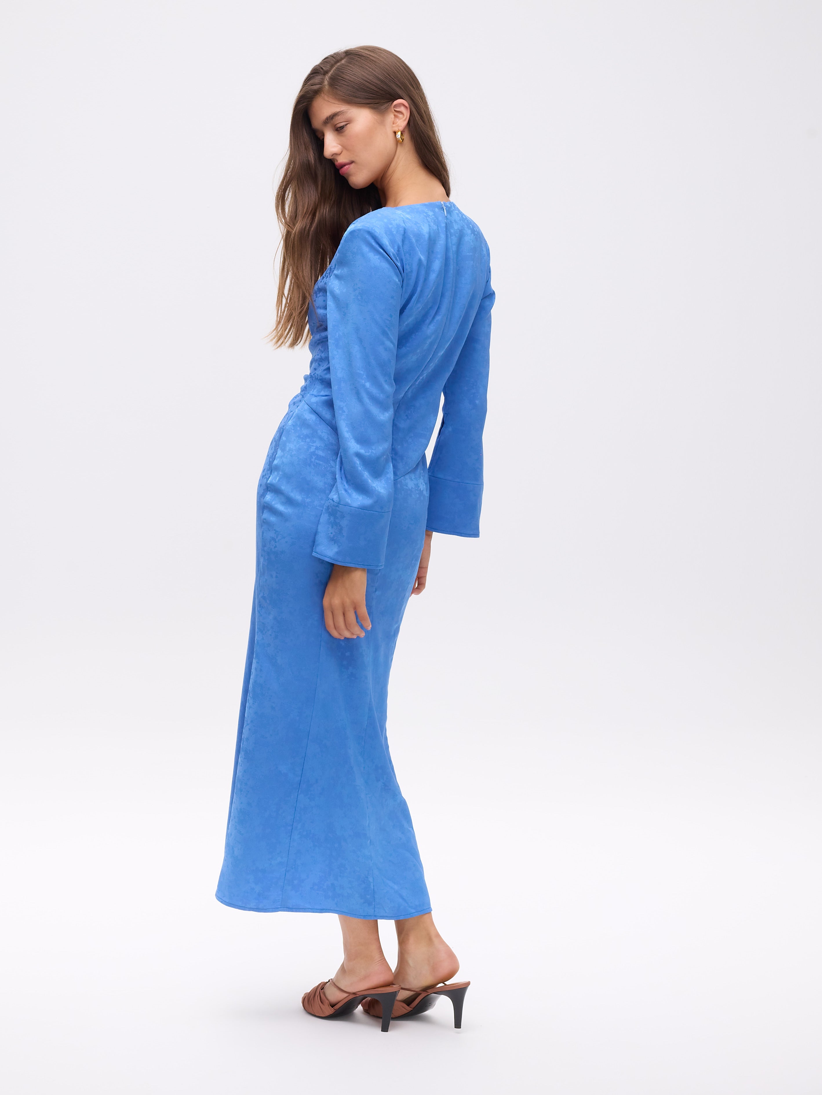 MIRANDA BLUE - Vestido Jacquard drapeado manga larga, perfecto para invitadas de boda y fiesta spring summer. MIOH es la marca española de vestidos de fiesta para invitadas de boda más de moda en España