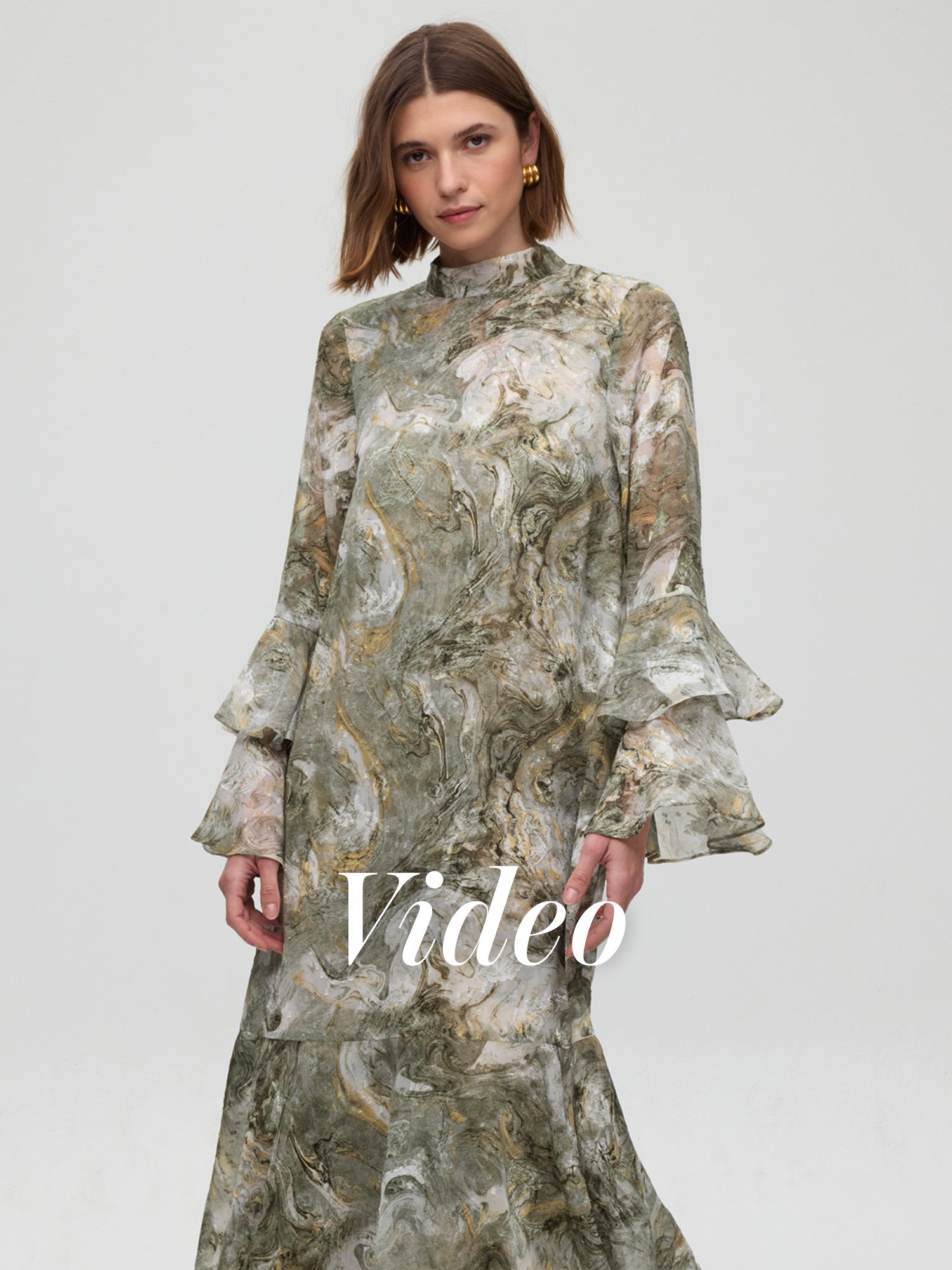 mioh | ATHOS GREEN - Vestido + Capa larga estampado verde. Vestidos de fiesta para invitadas de boda perfectas. Marca española de moda