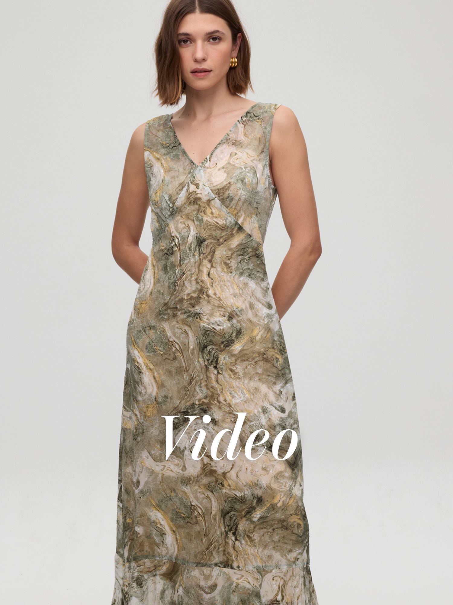 mioh | ATHOS GREEN - Vestido + Capa larga estampado verde. Vestidos de fiesta para invitadas de boda perfectas. Marca española de moda