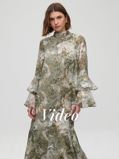 mioh | ATHOS GREEN - Vestido + Capa larga estampado verde. Vestidos de fiesta para invitadas de boda perfectas. Marca española de moda