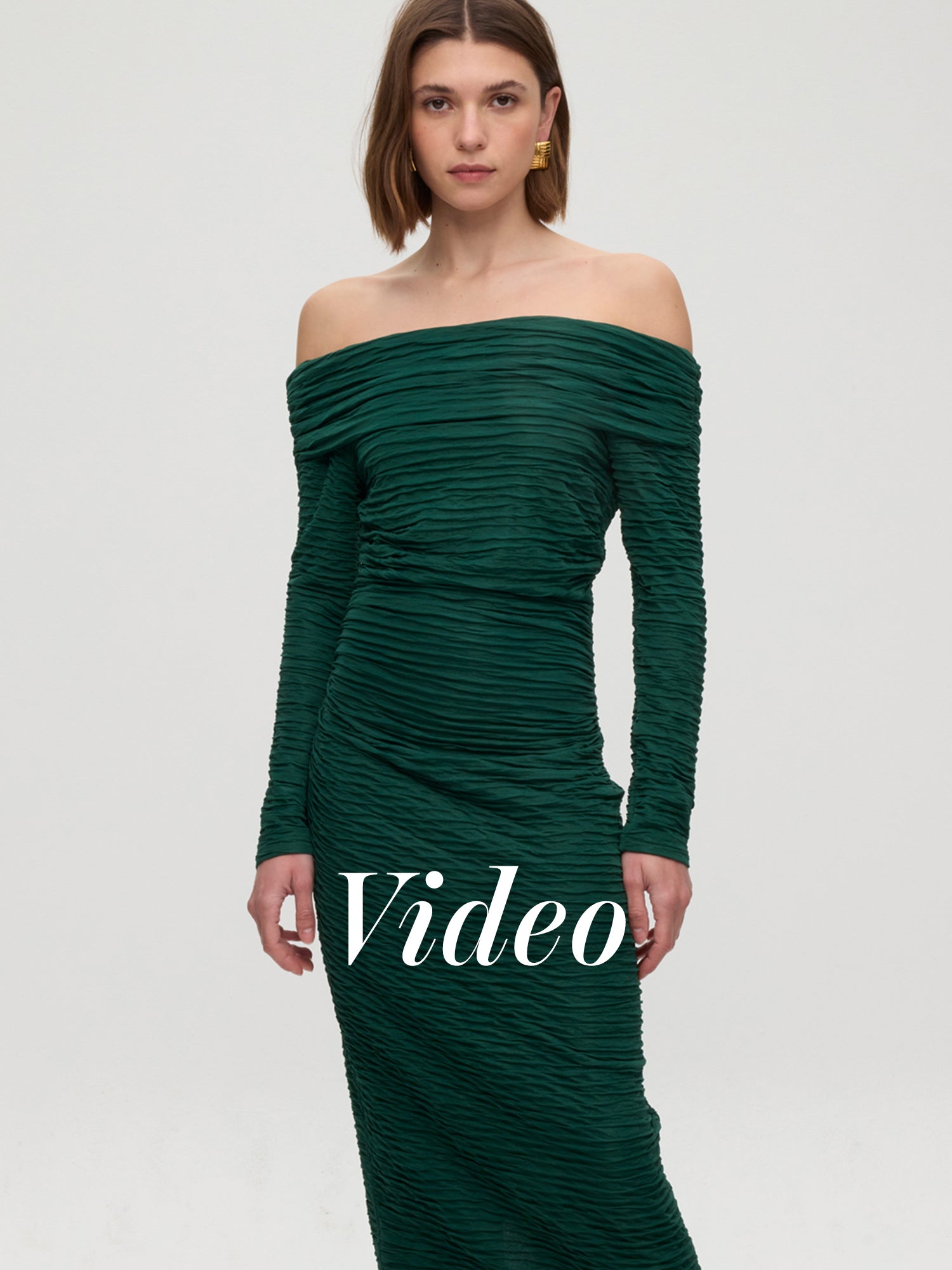 mioh | BARBERINI GREEN - Vestido escote bardot verde. Vestidos de fiesta para invitadas de boda perfectas. Marca española de moda