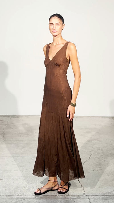 BEATRICE BROWN - Vestido tirantes punto con falda de godets, para invitadas de boda, fiesta y eventos de primvera y verano. MIOH es la marca española de vestidos de fiesta para invitadas de boda más de moda en España