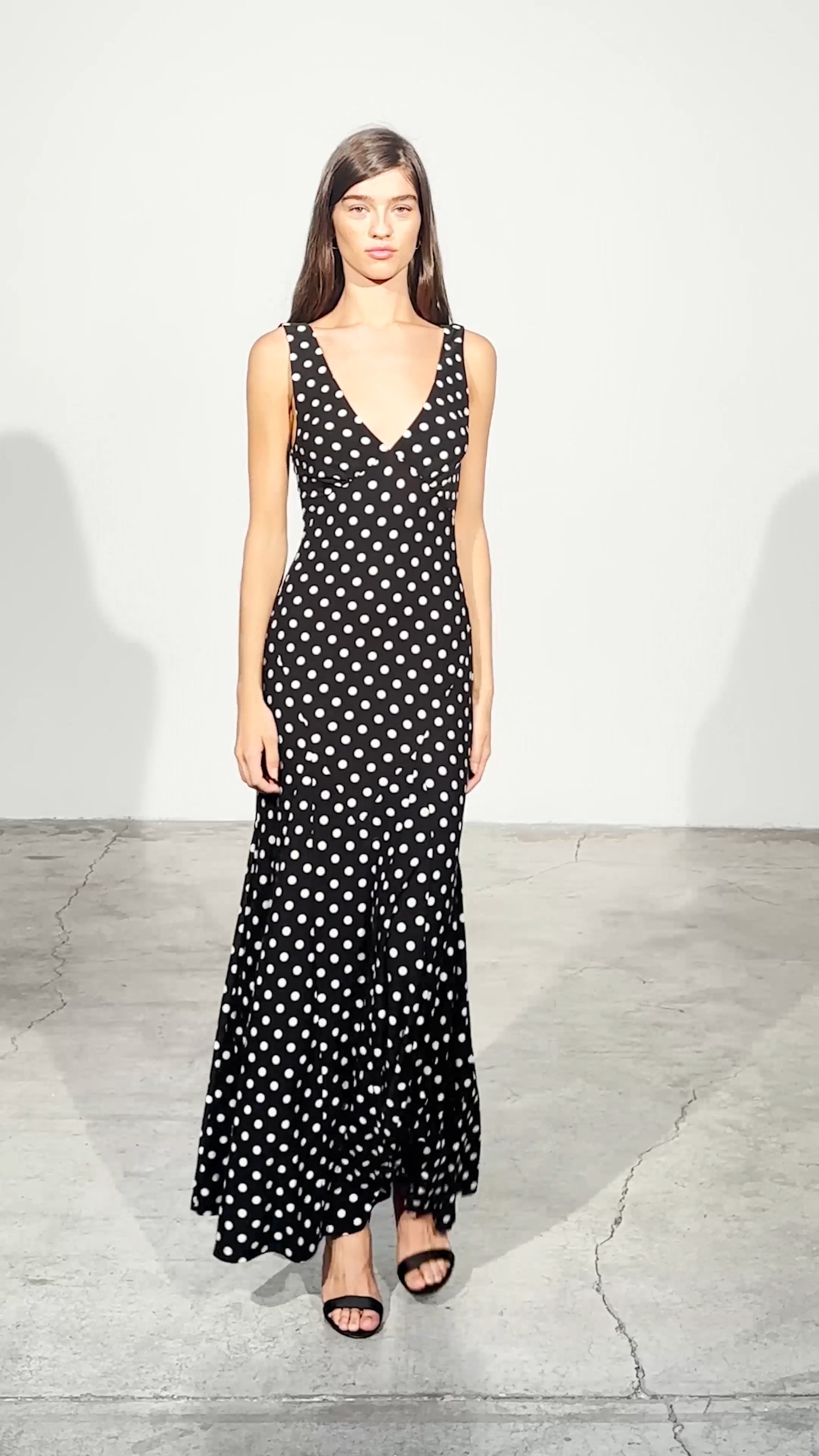 BEATRICE DOTS - Vestido sirena en lunares, para invitadas de boda, fiesta y eventos de primvera y verano. MIOH es la marca de vestidos de invitada de boda y fiesta de referencia en España