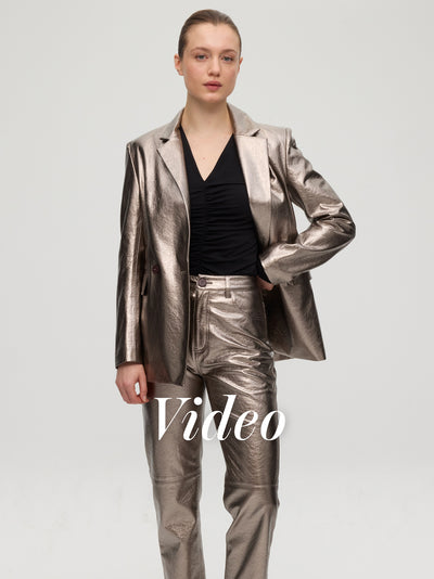 mioh | BIG METAL + BEN METAL - Conjunto blazer y pantalón plateados. Blazer cruzada y pantalón 5 bolsillos