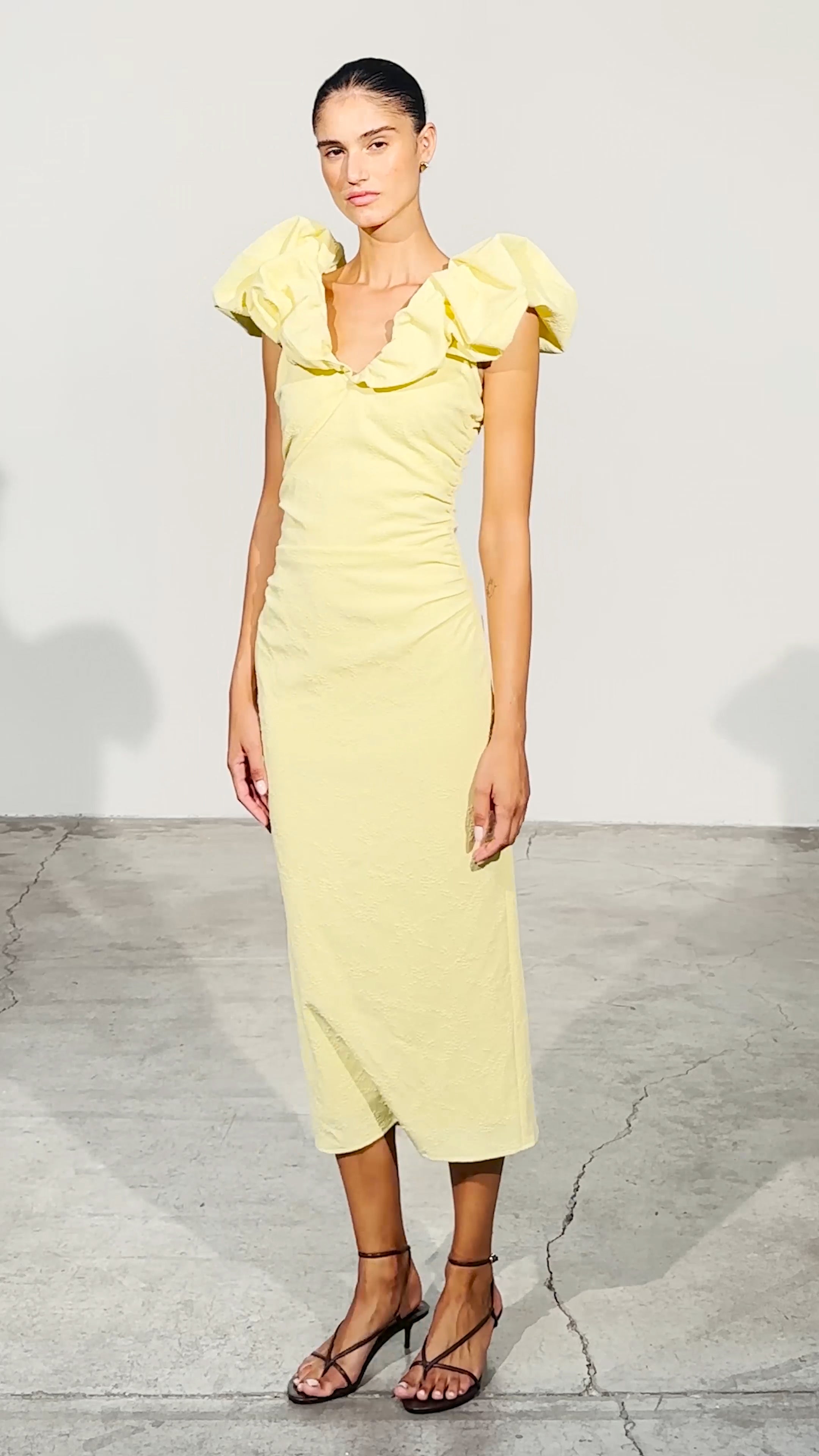 BIANCA BUTTER - Vestido midi volantes amarillo mantequilla, perfecto para invitadas de boda y fiesta spring summer. MIOH es la marca española de vestidos de fiesta para invitadas de boda más de moda en España