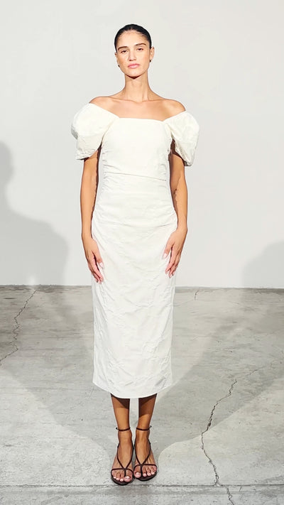 CAPULETO WHITE - Vestido escote cuadrado manga farol damasco blanco, perfecto para invitadas de boda y fiesta spring summer. MIOH es la marca de vestidos de invitada de boda y fiesta de referencia en España