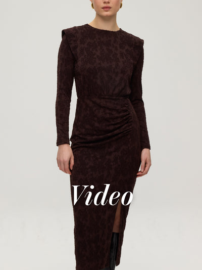 mioh | FOSTER BROWN - Vestido marrón tejido relieve hombreras marcadas. Vestidos de fiesta para invitadas de boda perfectas. Marca española de moda