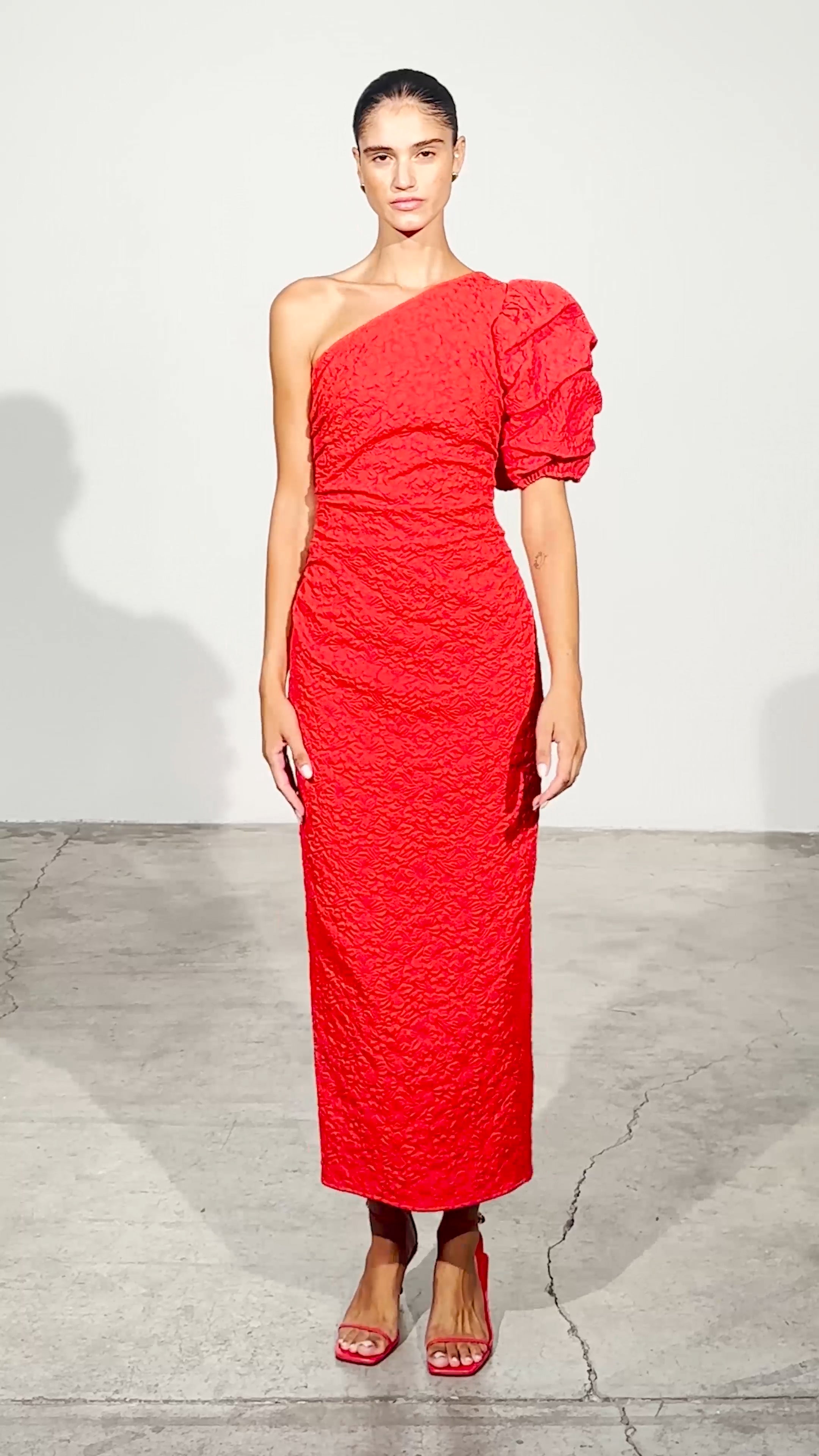 ISABELA RED - Vestido asimétrico manga abullonada damasco elástico floral rojo, de fiesta e invitada de boda y evento primavera verano. MIOH es la marca que eligen las influencers de España para sus eventos, como bodas y fiestas