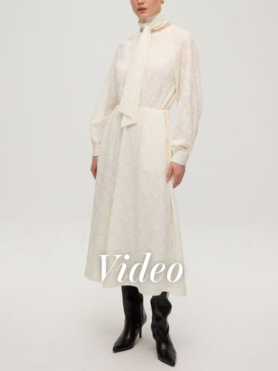 mioh | ISLAND ECRU - Vestido vuelo punto de flores crudo. Vestidos de fiesta para invitadas de boda perfectas. Marca española de moda