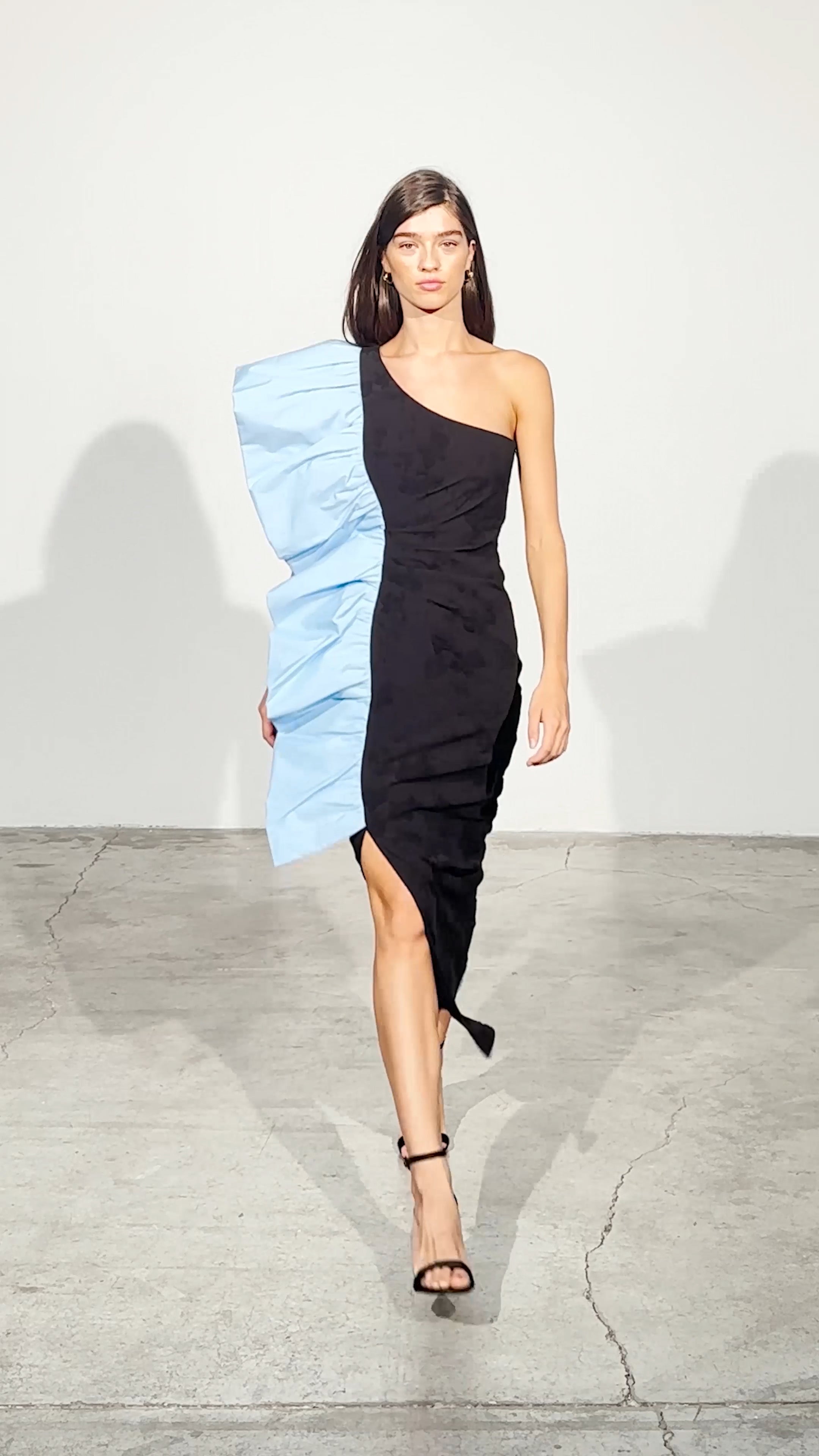 MALCOM BLACK - Vestido negro damasco azul, con volante estructurado, perfecto para invitadas de boda y fiesta spring summer. MIOH es la marca que eligen las influencers de España para sus eventos, como bodas y fiestas