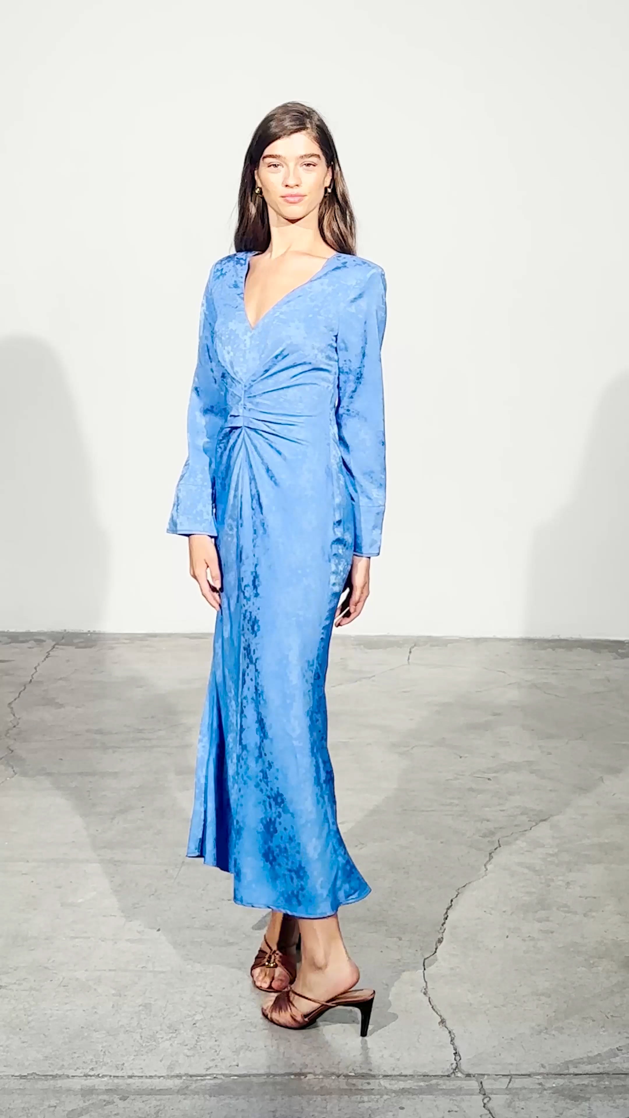 MIRANDA BLUE - Vestido Jacquard drapeado manga larga, perfecto para invitadas de boda y fiesta spring summer. MIOH es la marca española de vestidos de fiesta para invitadas de boda más de moda en España