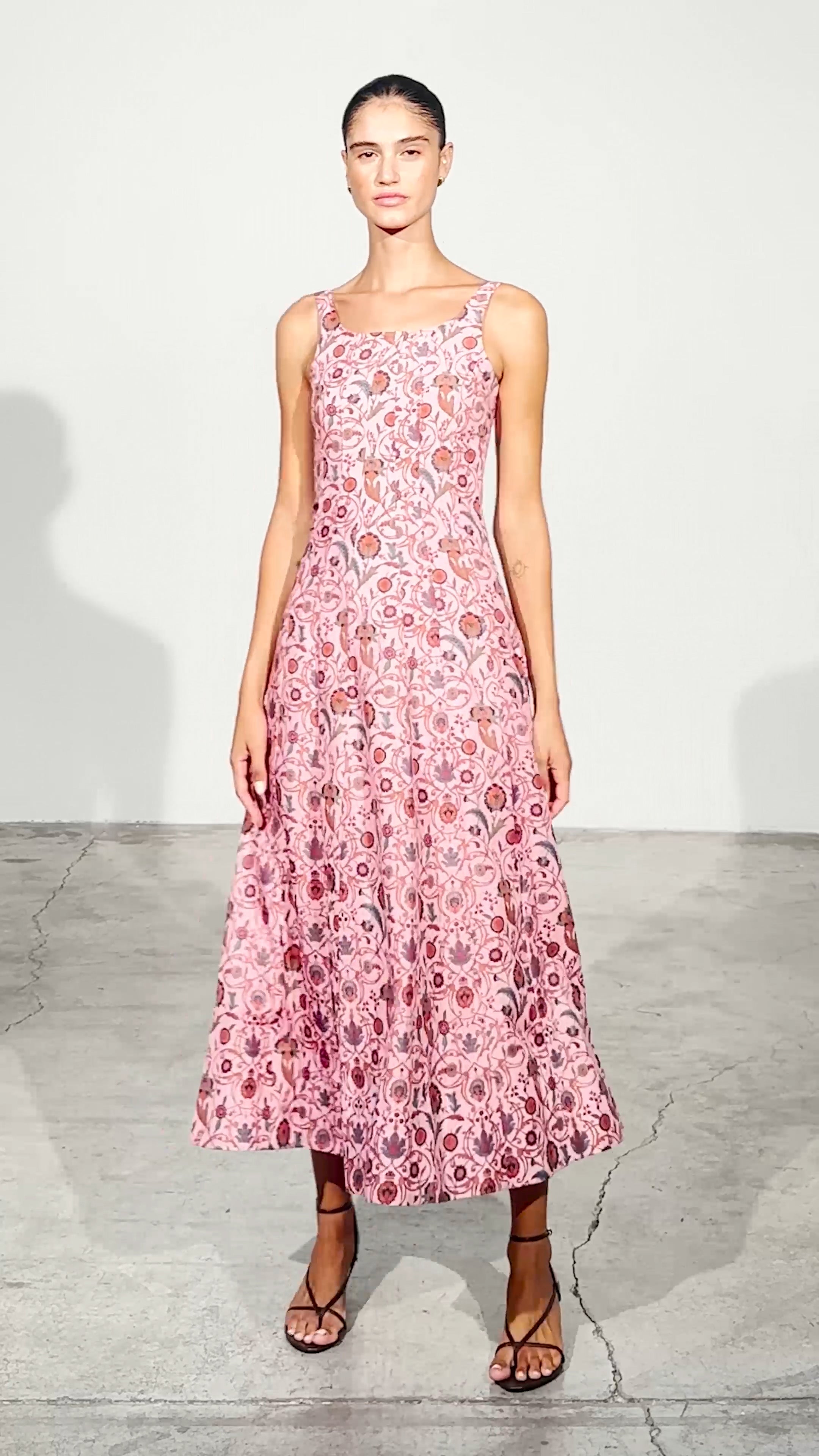 OTHELLO PINK - Vestido largo rosa con estampado floral, perfecto para invitadas de boda y fiesta spring summer. MIOH es la marca de vestidos de invitada de boda y fiesta de referencia en España