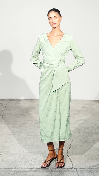 PAULINA - Vestido envolvente en tono verde menta, de fiesta e invitada de boda y evento primavera verano. MIOH es la marca española de vestidos de fiesta mas de moda, preferida por influencers y famosas de España