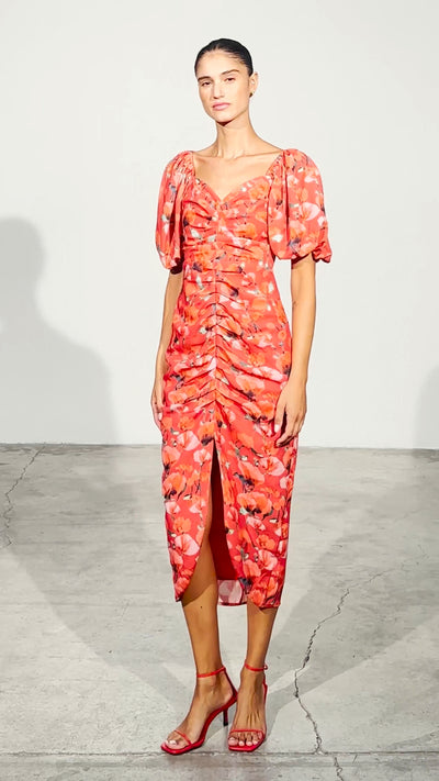 ROMEO FLOWERS - Vestido midi drapeado print amapolas, perfecto para invitadas de boda y fiesta spring summer. MIOH es la marca de vestidos de invitada de boda y fiesta de referencia en España