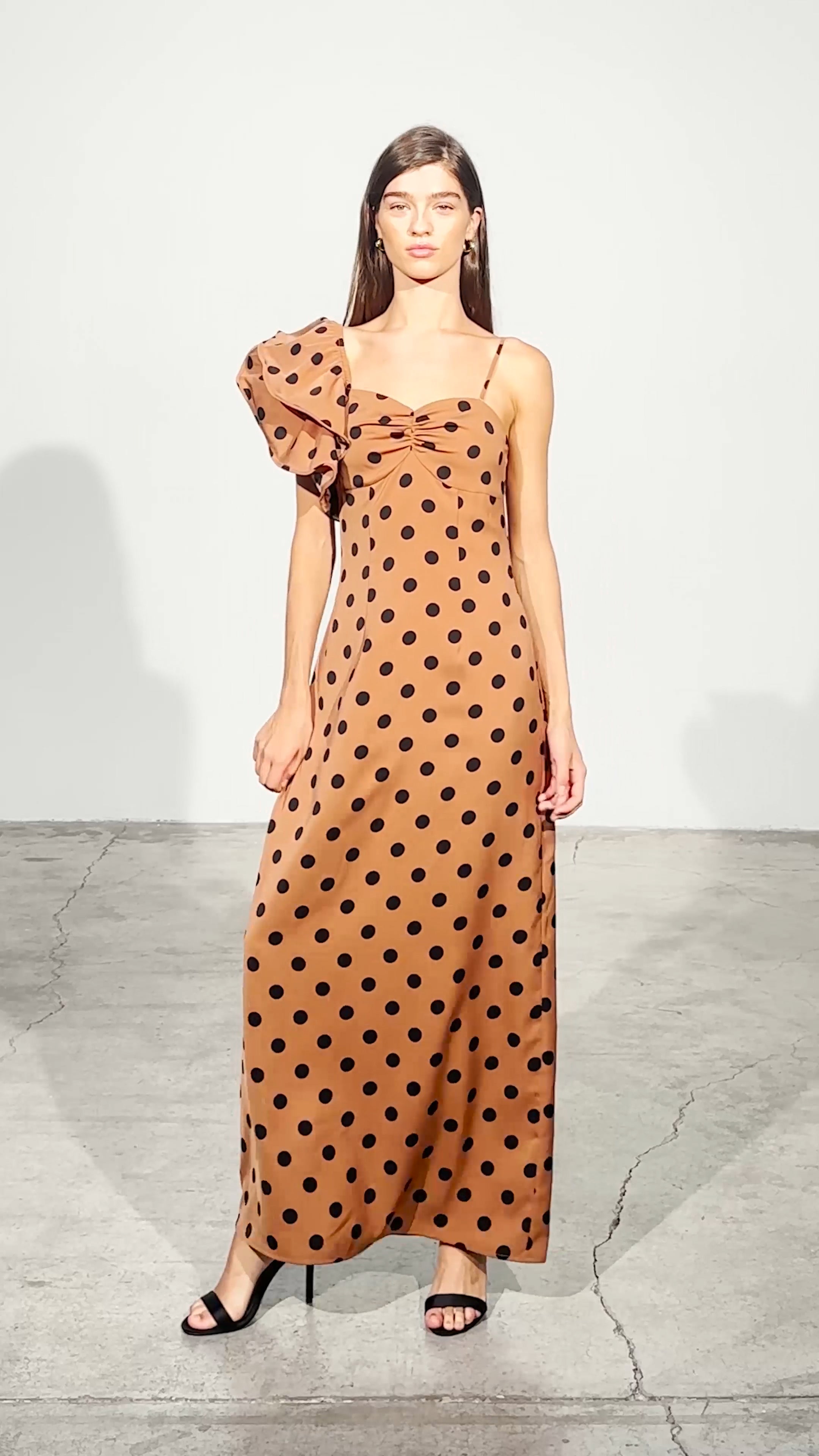 ROSALINDA DOTS - Vestido largo de lunares con volante en el tirante, de fiesta e invitada de boda y evento primavera verano. MIOH es la marca de vestidos de invitada de boda y fiesta de referencia en España