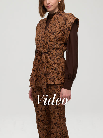 mioh | TEMPLE - Conjunto chaleco y pantalón damasco marrón. Vestidos de fiesta para invitadas de boda perfectas. Marca española de moda + MONT BROWN - Camisa marrón