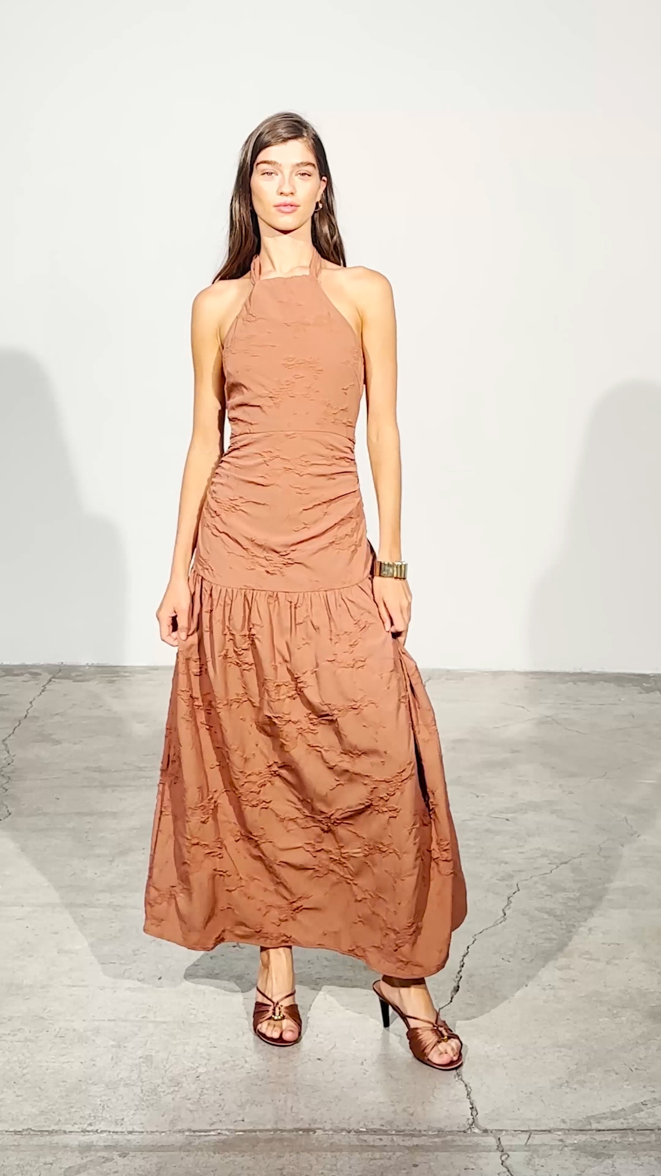 VERONA MOCA - Vestido cuello halter con volante damasco moca, perfecto para invitadas de boda y fiesta spring summer. MIOH es la marca española de vestidos de fiesta mas de moda, preferida por influencers y famosas de España
