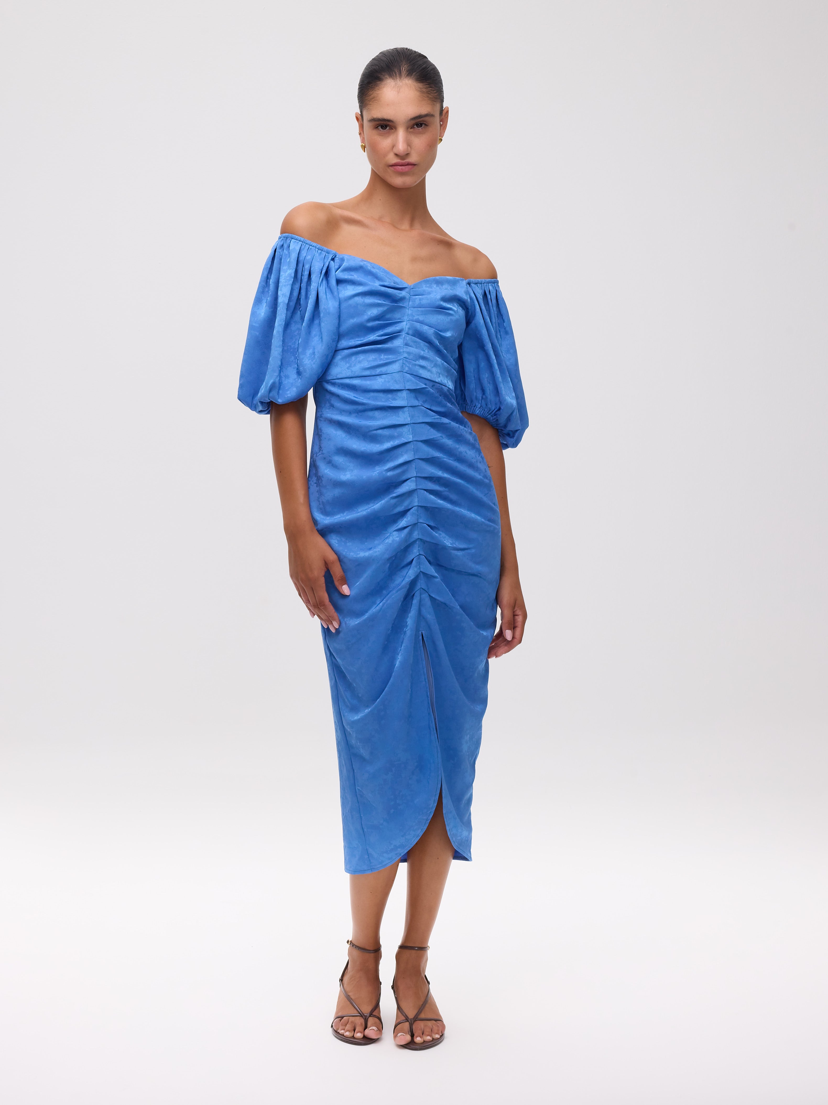ROMEO BLUE - Vestido midi drapeado jacquard azul, para invitadas de boda, fiesta y eventos de primvera y verano. MIOH es la marca española de vestidos de fiesta para invitadas de boda más de moda en España