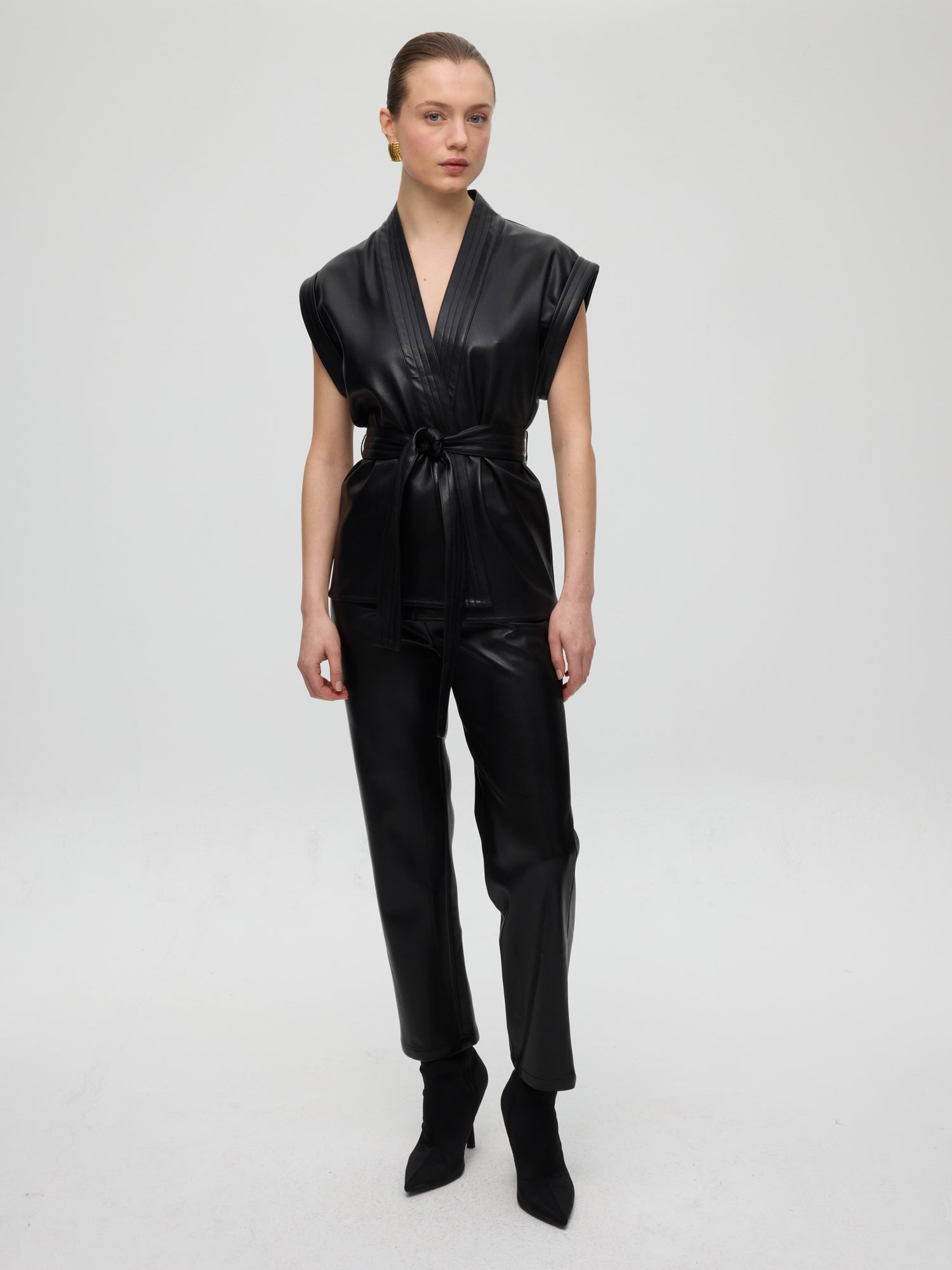 mioh | SEAGRAM - Pantalón efecto piel negro. Vestidos de fiesta para invitadas de boda perfectas. Marca española de moda