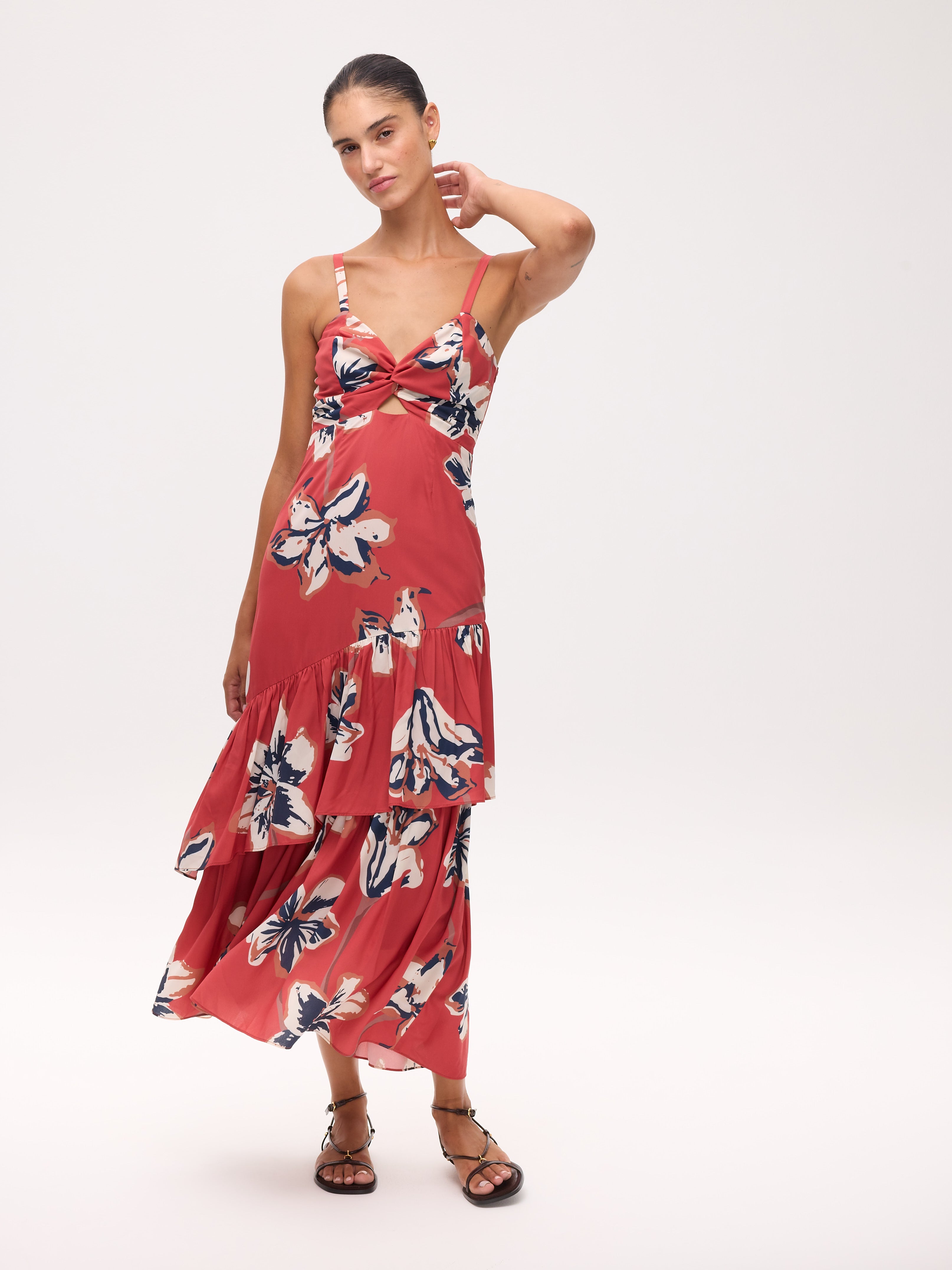 SHAKESPEARE FLOWERS - Vestido tirantes estampado flores y falda con volante diagonal, para invitadas de boda, fiesta y eventos de primvera y verano. MIOH es la marca de vestidos de invitada de boda y fiesta de referencia en España