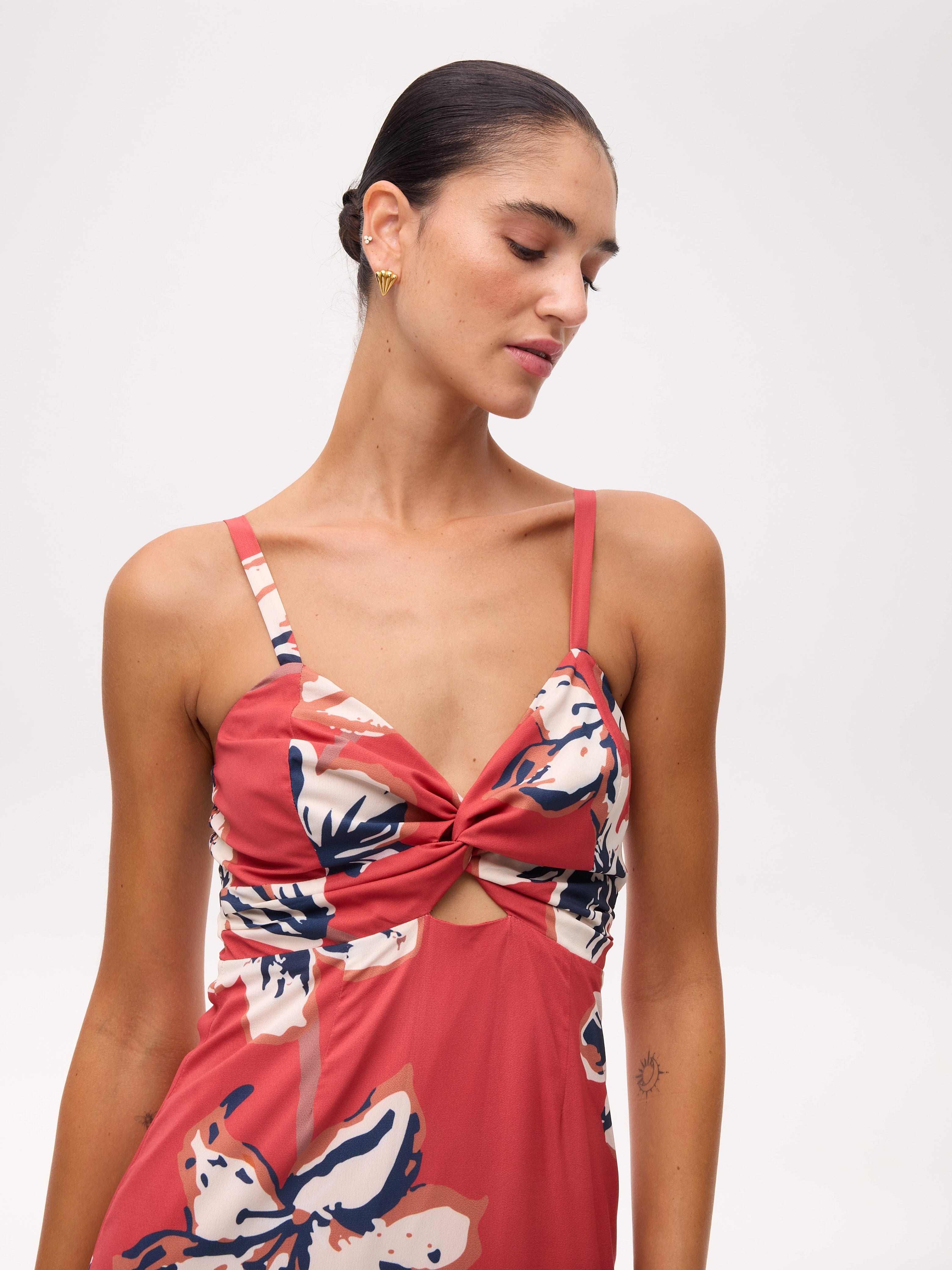 SHAKESPEARE FLOWERS - Vestido tirantes estampado flores y falda con volante diagonal, para invitadas de boda, fiesta y eventos de primvera y verano. MIOH es la marca de vestidos de invitada de boda y fiesta de referencia en España