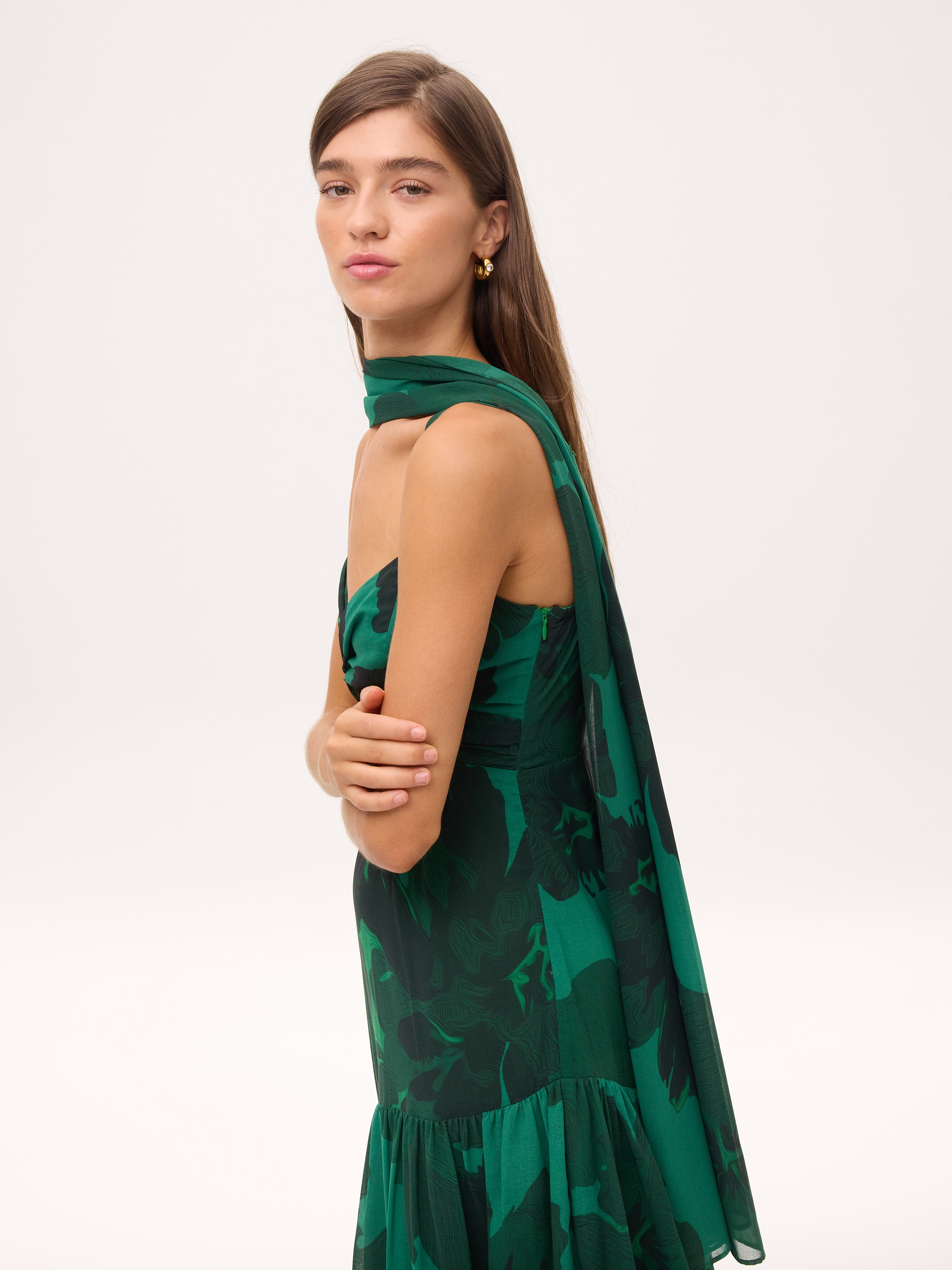 SHAKESPEARE GREEN - Vestido fluido volantes estampado floral, de fiesta e invitada de boda y evento primavera verano. MIOH es la marca que eligen las influencers de España para sus eventos, como bodas y fiestas