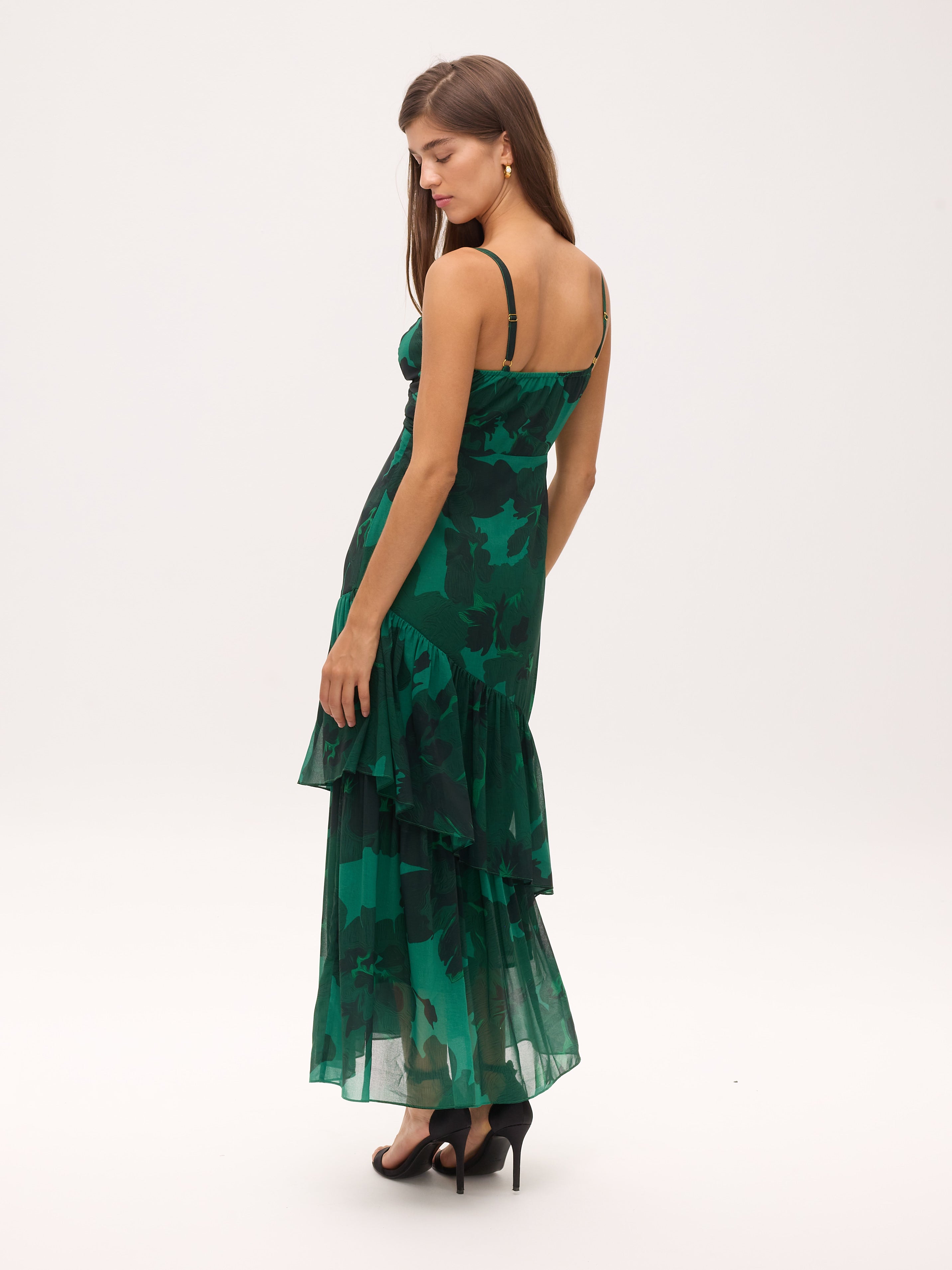 SHAKESPEARE GREEN - Vestido fluido volantes estampado floral, de fiesta e invitada de boda y evento primavera verano. MIOH es la marca que eligen las influencers de España para sus eventos, como bodas y fiestas