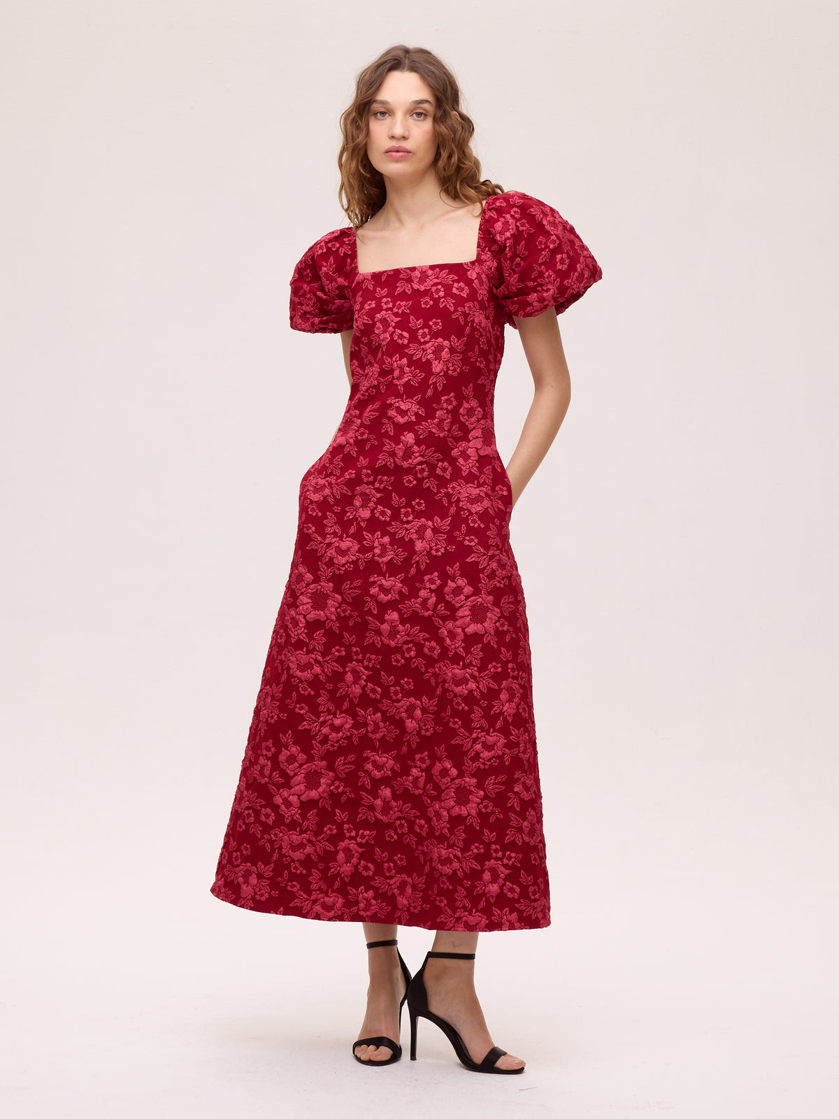 STELLA - Vestido brocado floral rojo evasé, el look de invitada perfecta firmado por MIOH, marca española de vestidos de fiesta y de boda