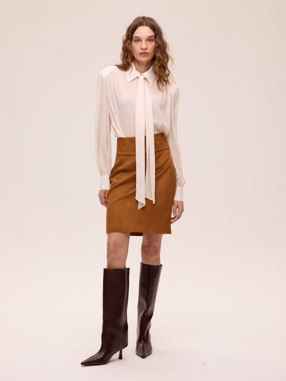 STILL SUEDE - Falda ecopiel corte cintura. Color miel, una pieza clave para tu look de invitada de boda y fiesta. MIOH es la marca española de moda de evento de referencia