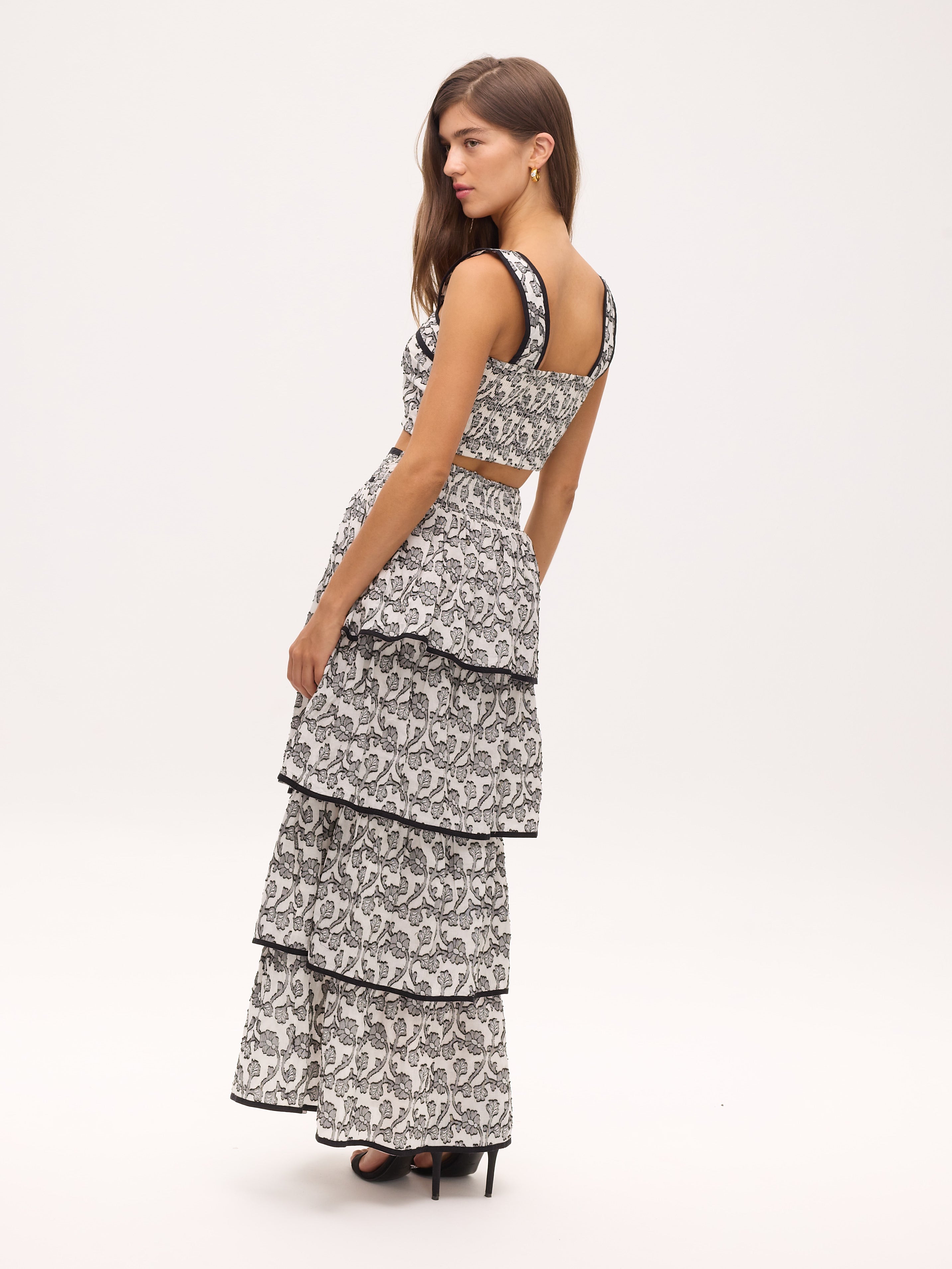 TITANIA BICOLOR - Conjunto blanco y negro floral, perfecto para invitadas de boda y fiesta spring summer. MIOH es la marca que eligen las influencers de España para sus eventos, como bodas y fiestas