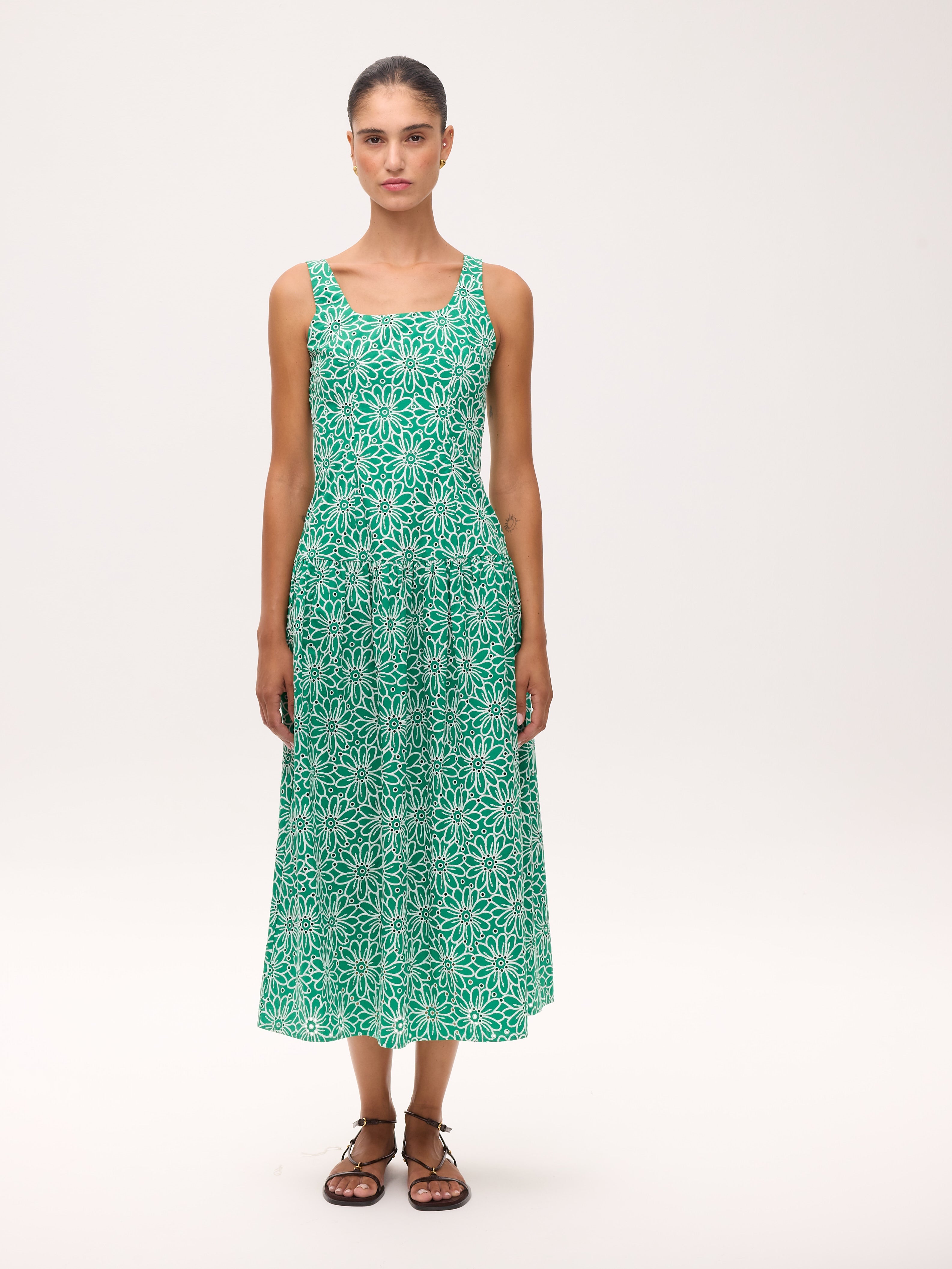 VENICE GREEN - Vestido tirantes estampado margaritas verde, perfecto para invitadas de boda y fiesta spring summer. MIOH es la marca española de vestidos de fiesta para invitadas de boda más de moda en España