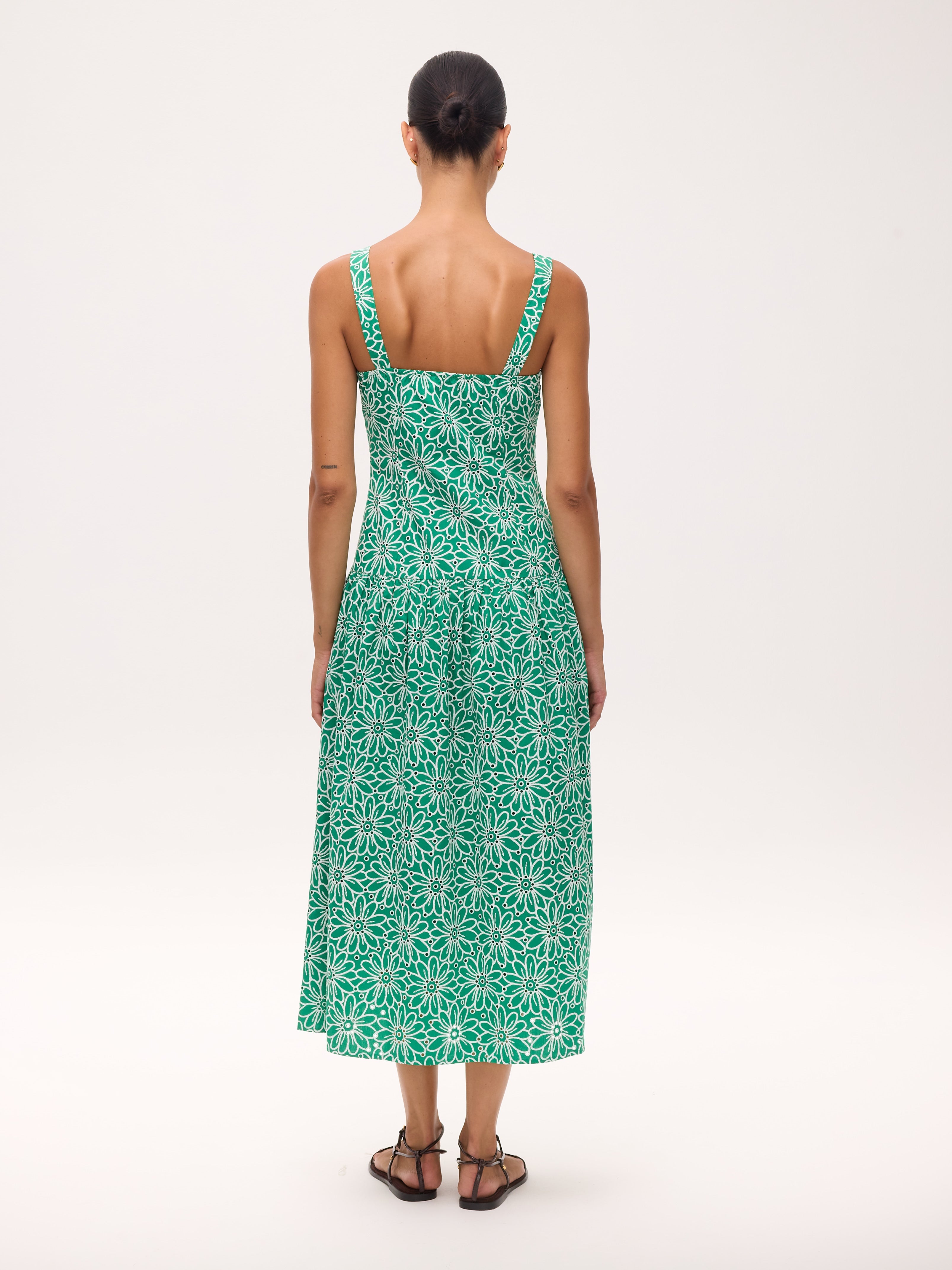VENICE GREEN - Vestido tirantes estampado margaritas verde, perfecto para invitadas de boda y fiesta spring summer. MIOH es la marca española de vestidos de fiesta para invitadas de boda más de moda en España