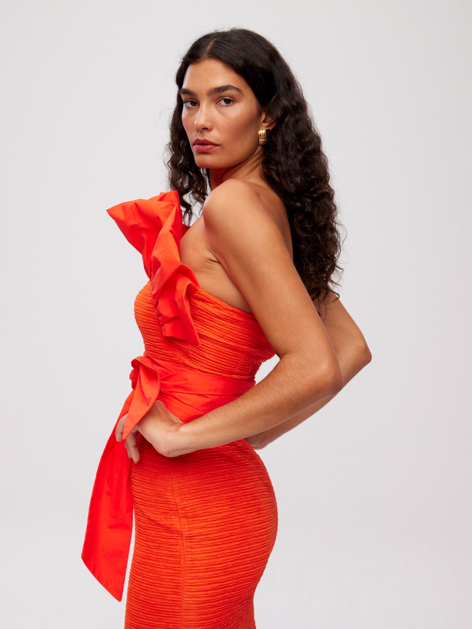 mioh | AGALI ORANGE - Vestido corto popelín naranja para invitada de boda, fiesta y evento. Tendencia vestidos invitada Primavera Verano 2024. MIOH la marca española de vestidos más de moda