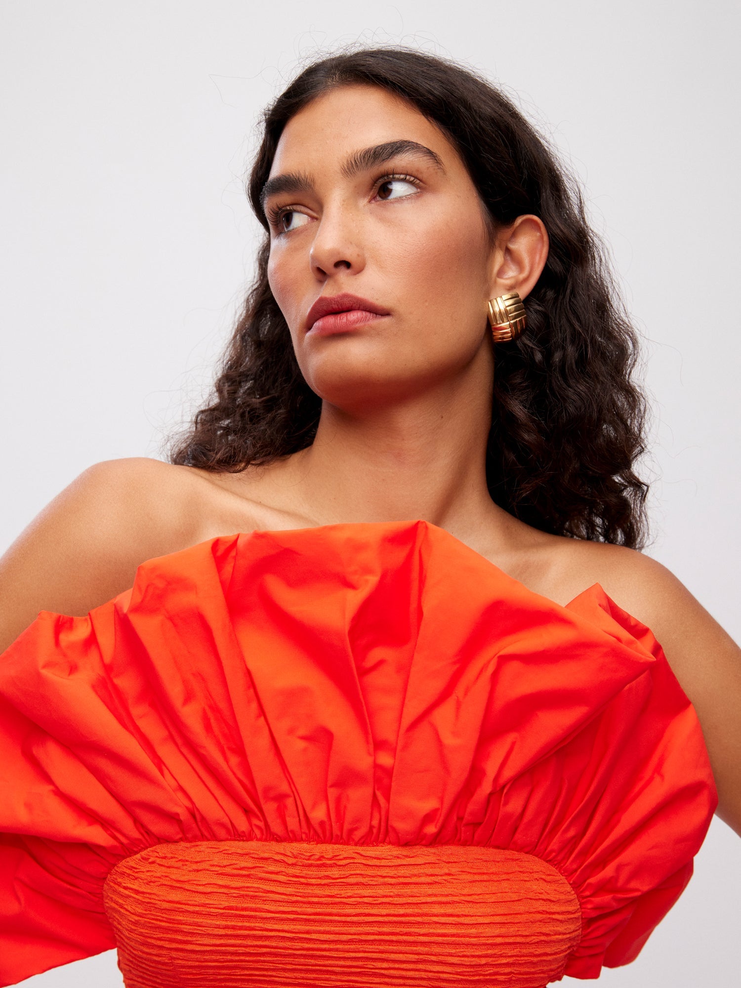 mioh | AGALI ORANGE - Vestido corto popelín naranja para invitada de boda, fiesta y evento. Tendencia vestidos invitada Primavera Verano 2024. MIOH la marca española de vestidos más de moda