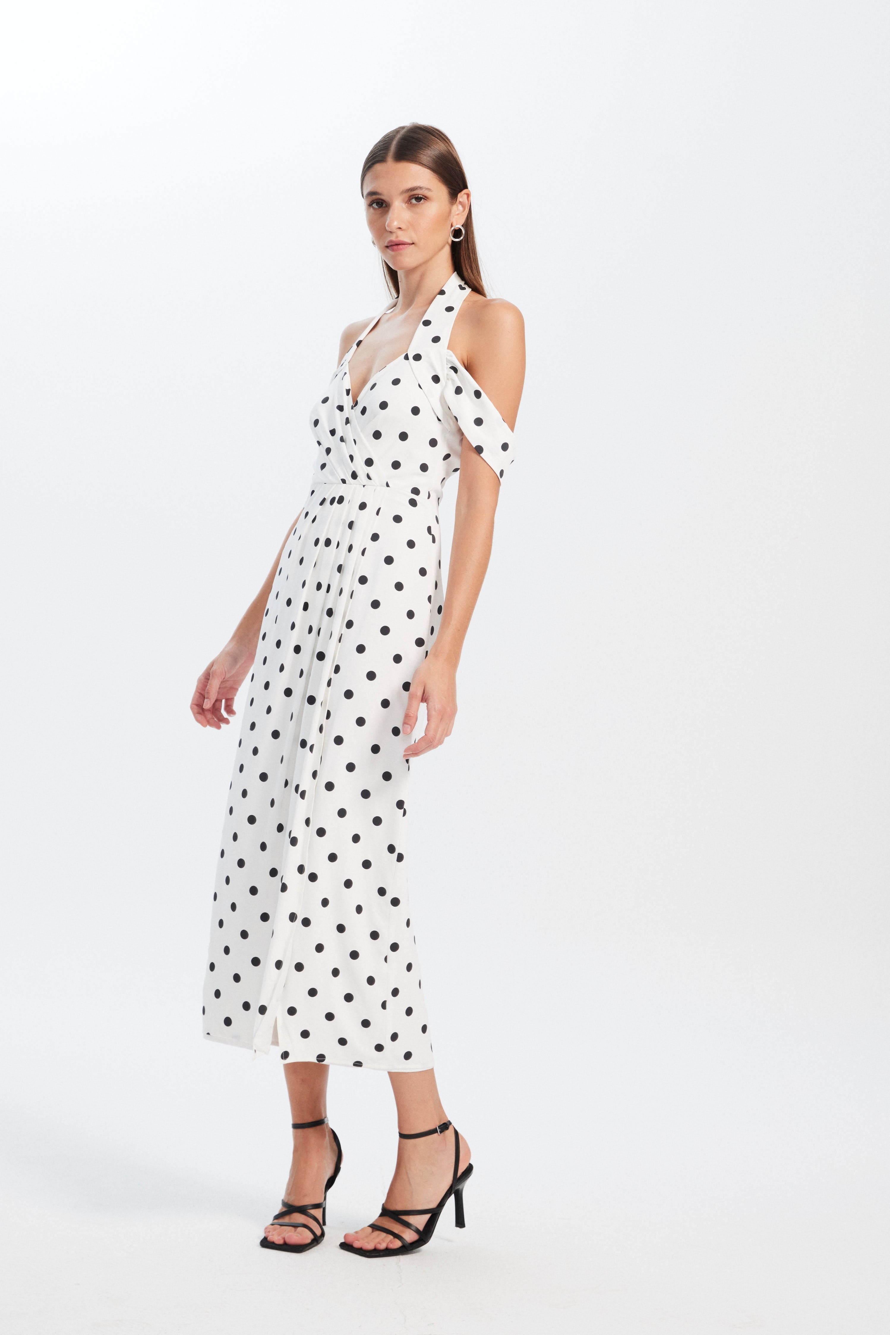 mioh | CAROLINA DOTS - Vestido midi largo de fiesta con tirantes en lunares para ser la invitada de boda perfecta esta temporada Primavera Verano 2023. Los vestidos de ceremonia largos en lunares son un clásico y siempre un acierto en todo tipo de eventos formales. MIOH es la marca española de vestidos de invitada que está de moda