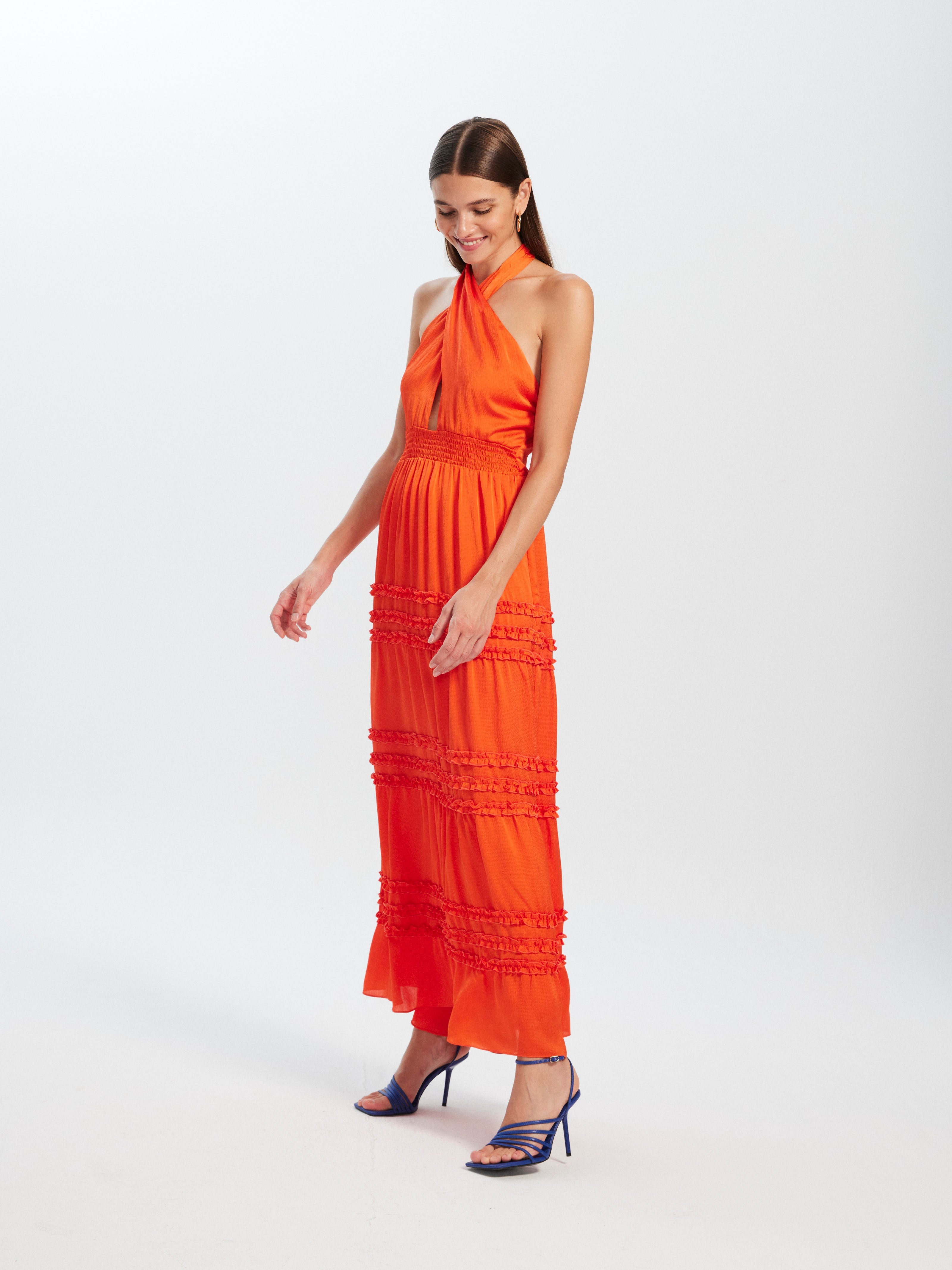 mioh | CASILDA - Vestido midi de fiesta con escote halter para ser la invitada de boda perfecta esta temporada Primavera Verano 2023. Los vestidos de fiesta largos con vuelo son tendencia SS23. Acierto seguro. MIOH es la marca española de vestidos de invitada de boda y fiesta de moda entre las infuencers.