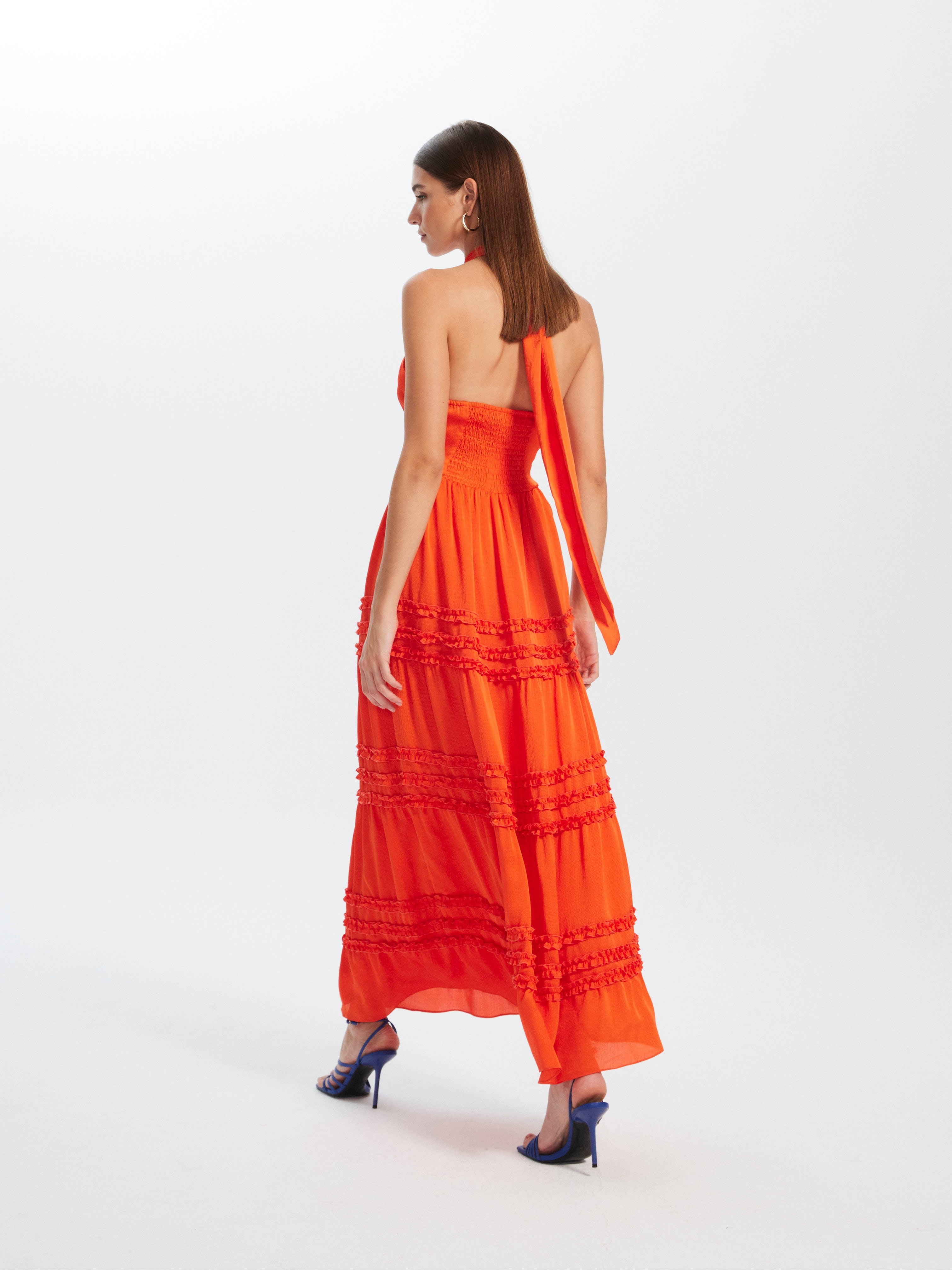 mioh | CASILDA - Vestido midi de fiesta con escote halter para ser la invitada de boda perfecta esta temporada Primavera Verano 2023. Los vestidos de fiesta largos con vuelo son tendencia SS23. Acierto seguro. MIOH es la marca española de vestidos de invitada de boda y fiesta de moda entre las infuencers.