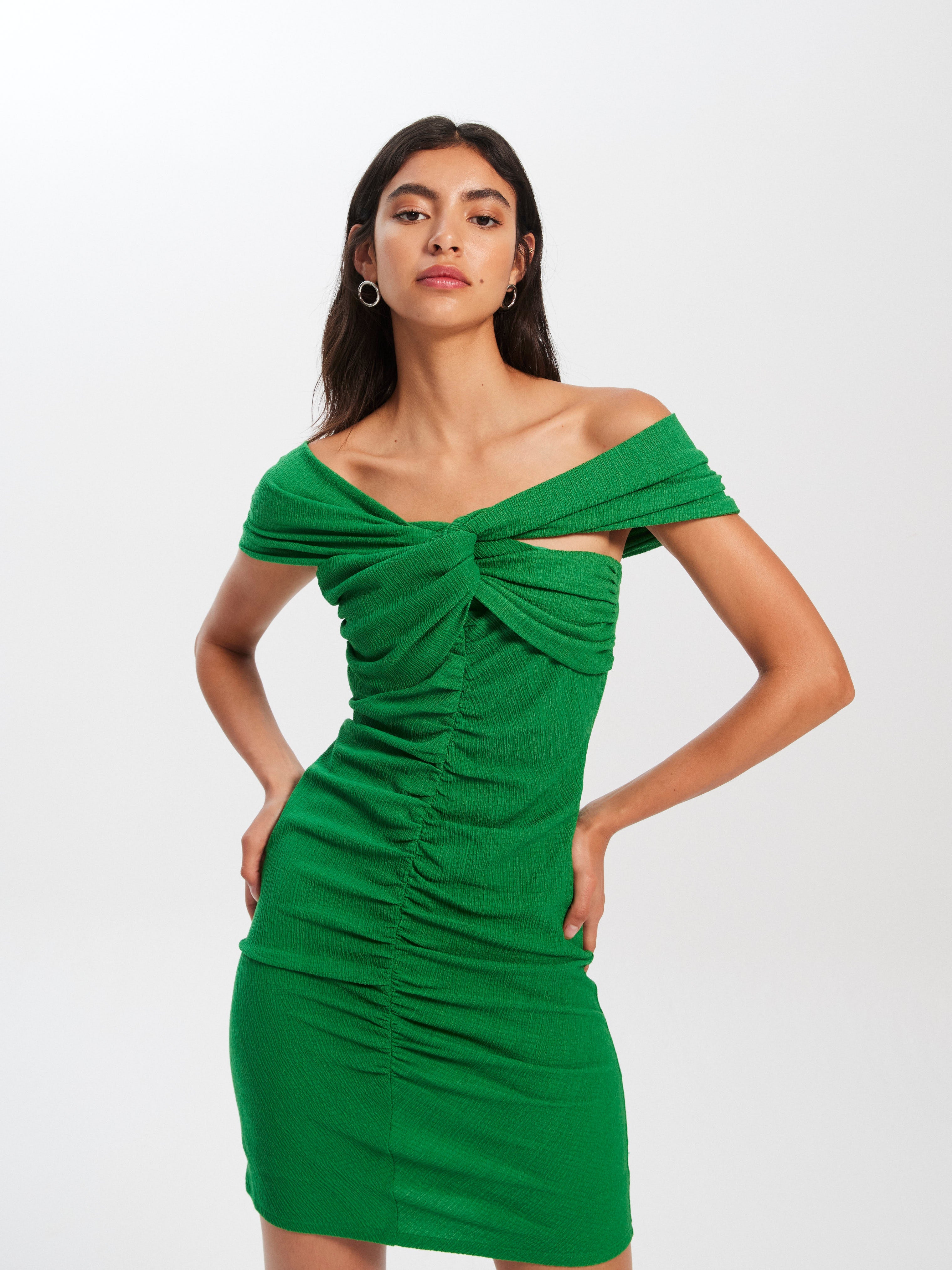 mioh | CRISTINA GREEN - Vestido de fiesta corto entallado verde para ser la invitada de boda perfecta esta temporada Primavera Verano 2023. Nos encantan los vestidos súper ajustados para este SS23. Vestido para lucir tipo y ponerte una y otra vez. MIOH, la marca española de vestidos de invitada y fiesta preferida por las influencers