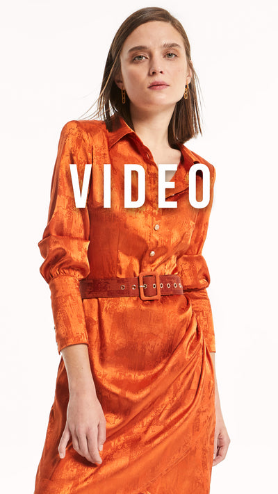 mioh | CUMBIA ORANGE - Vestido corto para invitada de boda y eventos. Vestido de boda corto de jacquard naranja, estilo camisero, CUMBIA ORANGE. Vestido para ser la invitada perfecta esta temporada Otoño Invierno 2022. Precioso color naranja con cinturón a juego, tela de gran calidad. Fácil y elegante, es un vestido que te pondrás una y otra vez. Acierto seguro.