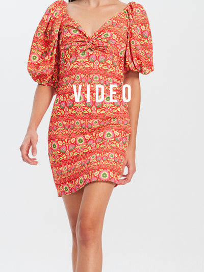 mioh | IRENE SPRING - Vestido corto invitada boda, fiesta y evento, nuestro vestido corto manga corta nudo pecho estampado de fiesta para ser la invitada de boda perfecta esta temporada Primavera Verano 23. Pura tendencia SS23. MIOH marca española invitada